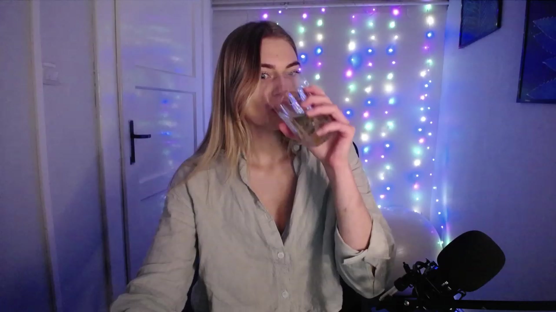 Gallery image thumbnail from PersonYouNeed's myfreecams stream on, 10/23/2023, 14:00 image 13 of 20