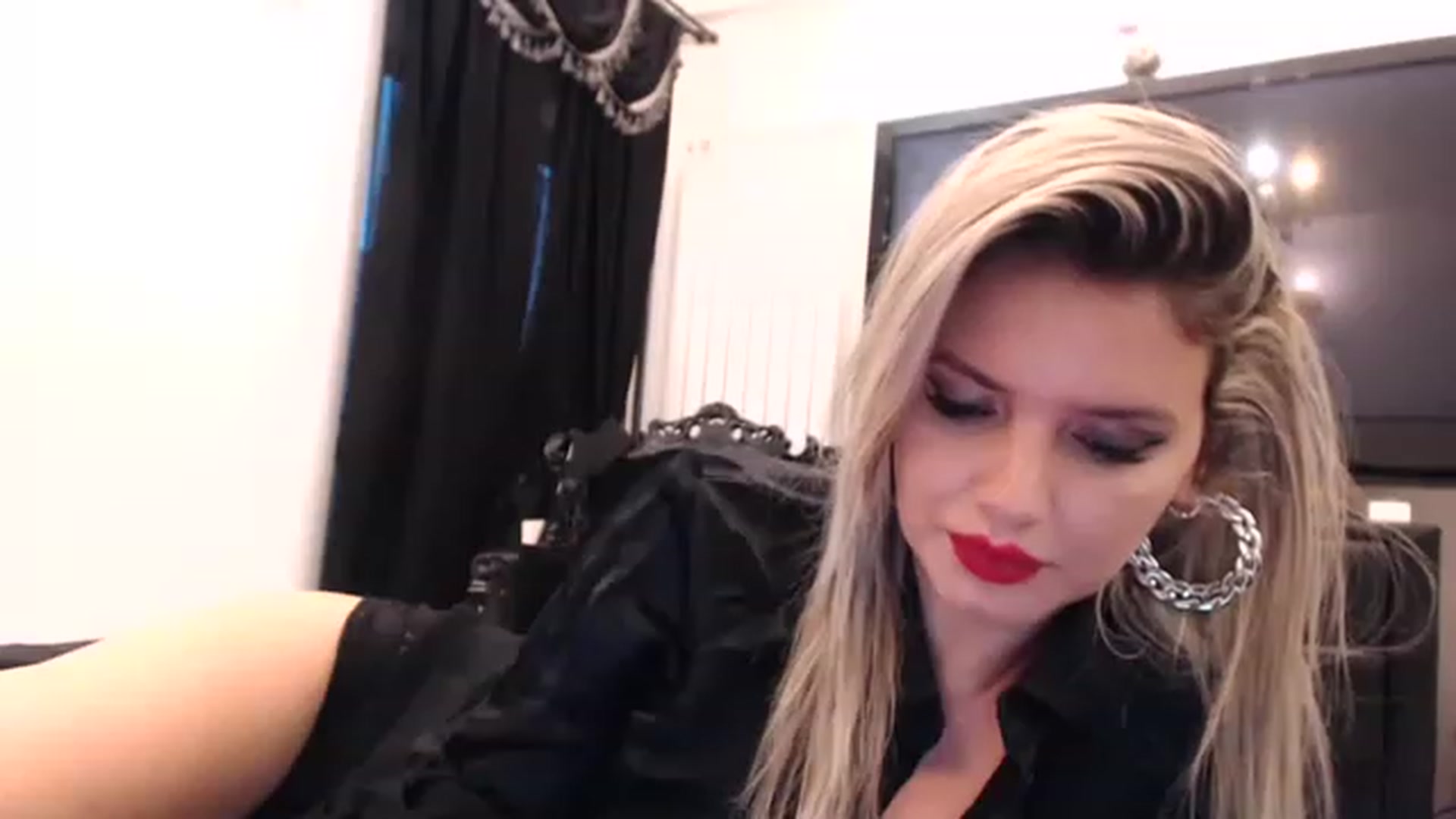 Gallery image thumbnail from Pervita's myfreecams stream on, 12/16/2022, 15:10 image 15 of 20