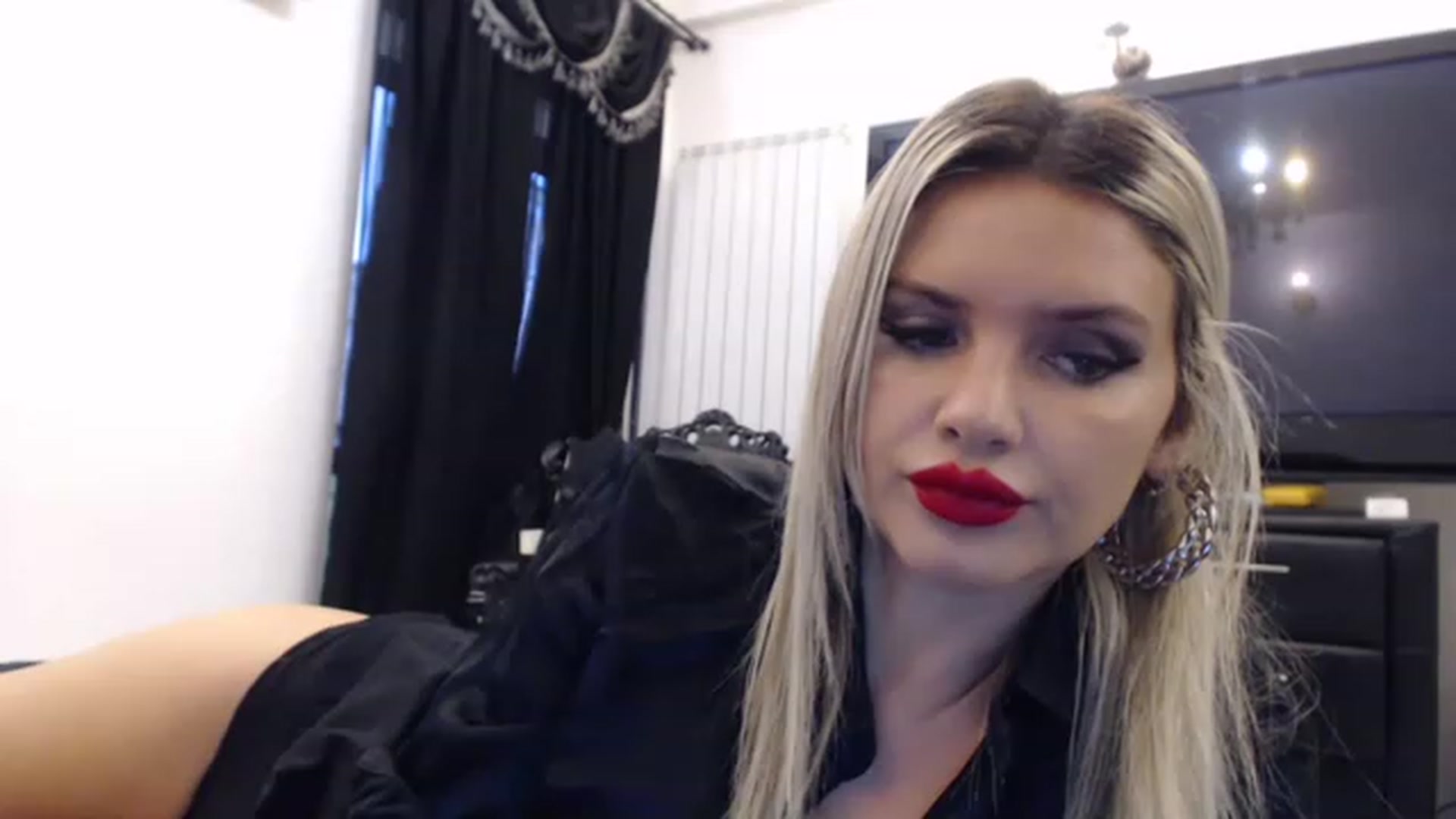 Gallery image thumbnail from Pervita's myfreecams stream on, 12/16/2022, 15:10 image 4 of 20