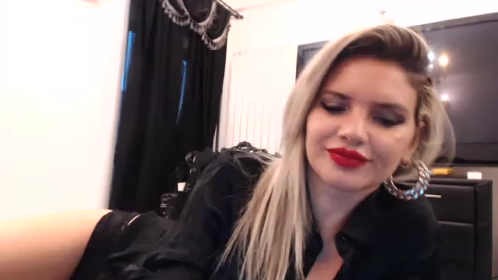Gallery image thumbnail from Pervita's myfreecams stream on, 12/16/2022, 15:10 image 12 of 20