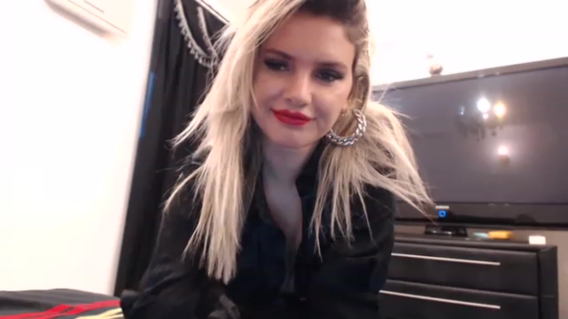 Gallery image thumbnail from Pervita's myfreecams stream on, 12/16/2022, 15:10 image 18 of 20