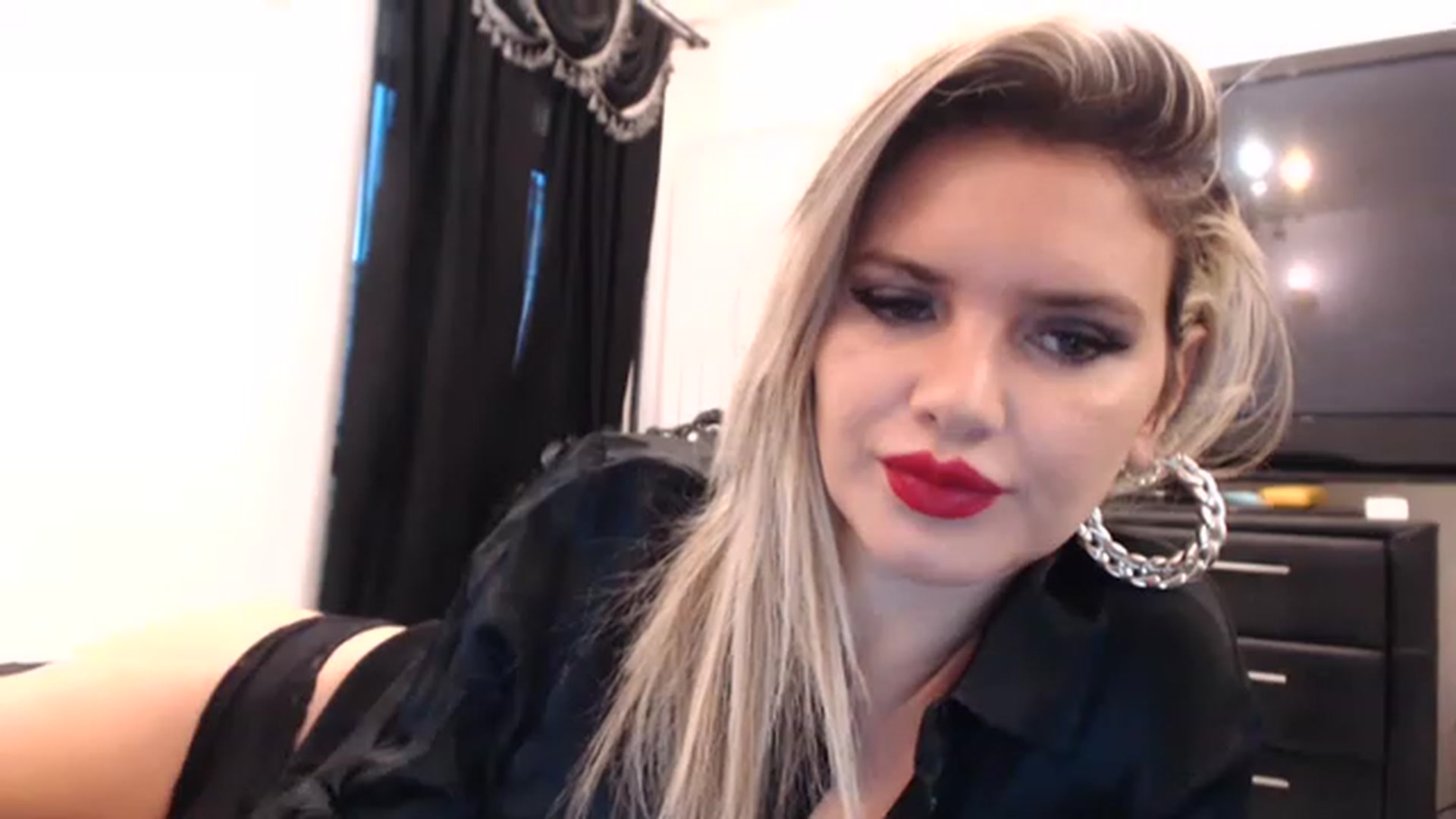 Gallery image thumbnail from Pervita's myfreecams stream on, 12/16/2022, 15:10 image 11 of 20