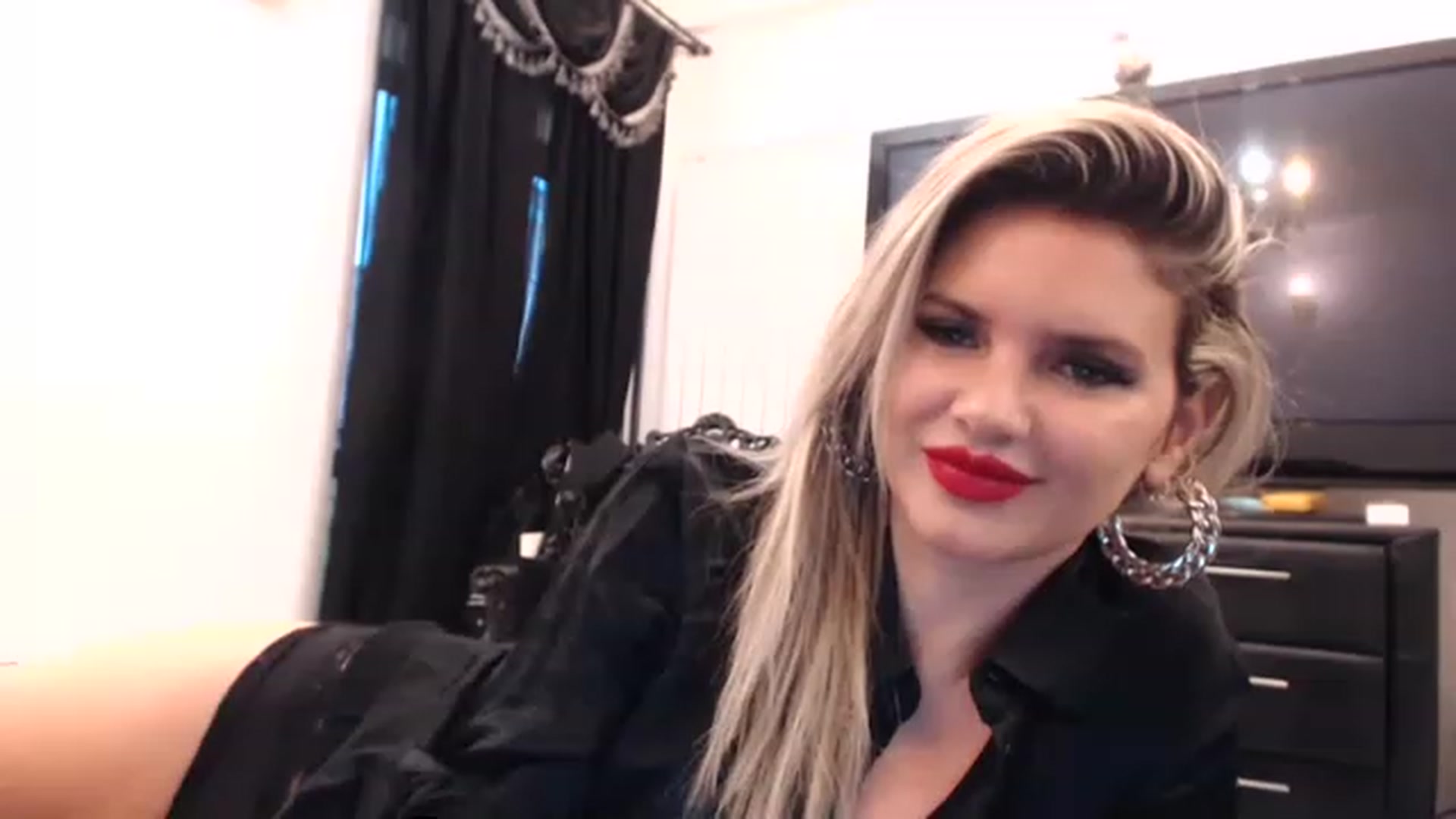 Gallery image thumbnail from Pervita's myfreecams stream on, 12/16/2022, 15:10 image 9 of 20