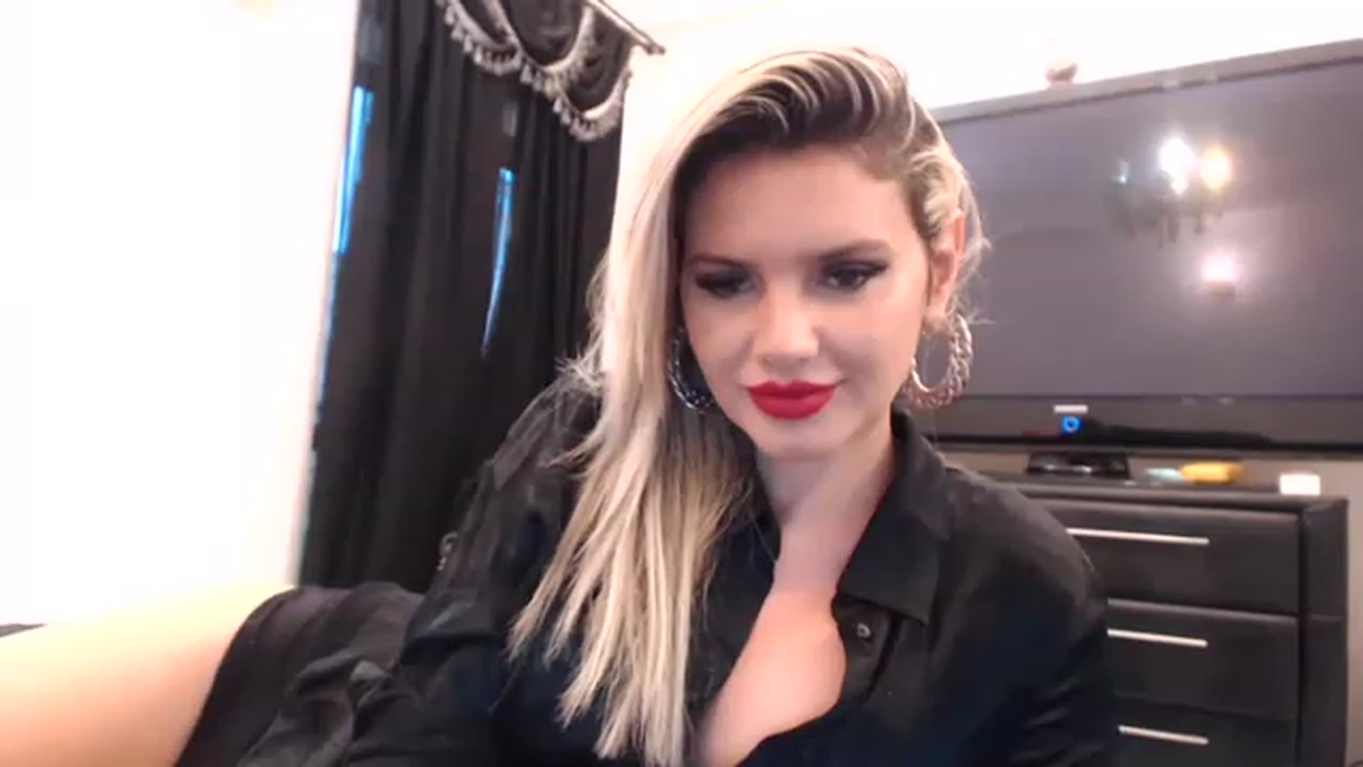Gallery image thumbnail from Pervita's myfreecams stream on, 12/16/2022, 15:10 image 10 of 20