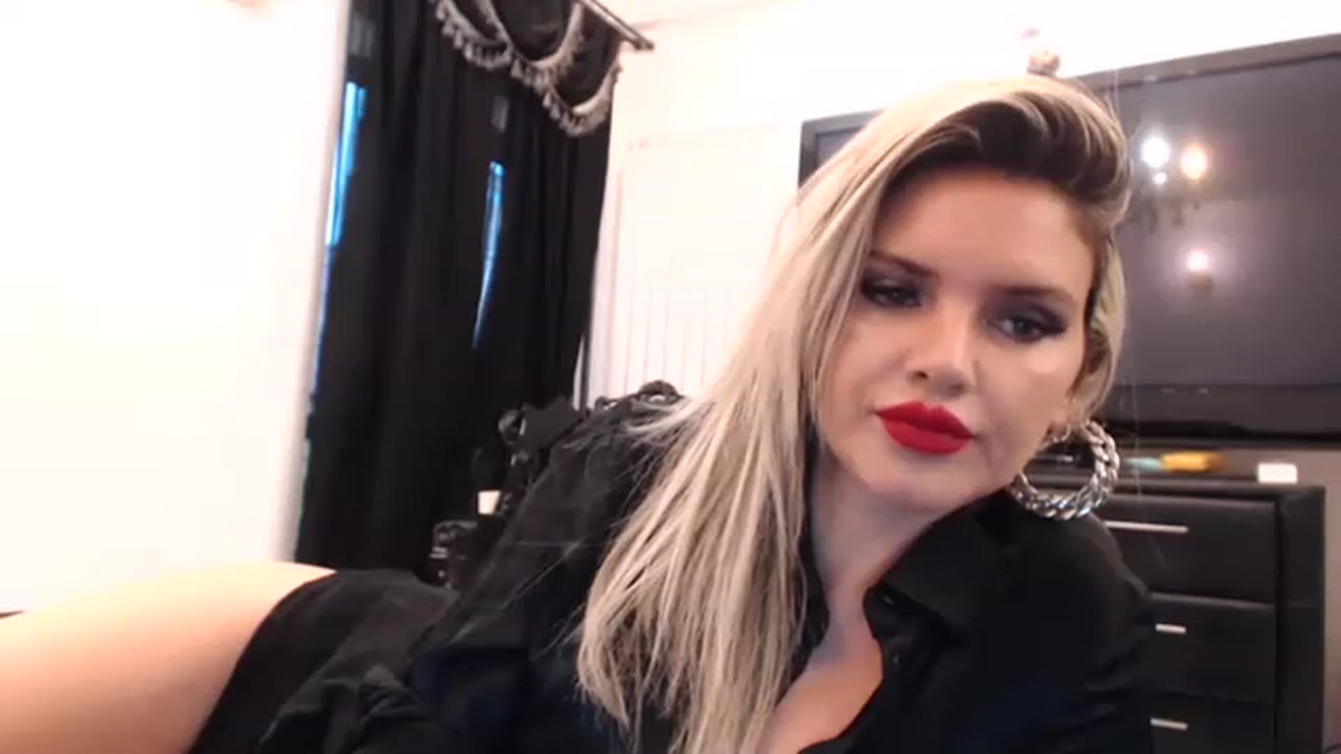 Gallery image thumbnail from Pervita's myfreecams stream on, 12/16/2022, 15:10 image 7 of 20