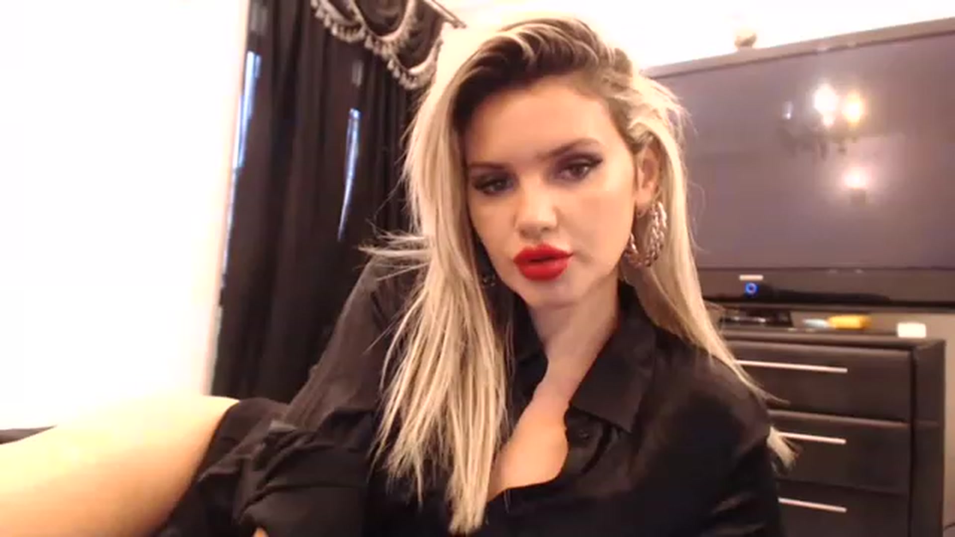 Gallery image thumbnail from Pervita's myfreecams stream on, 12/16/2022, 15:10 image 5 of 20