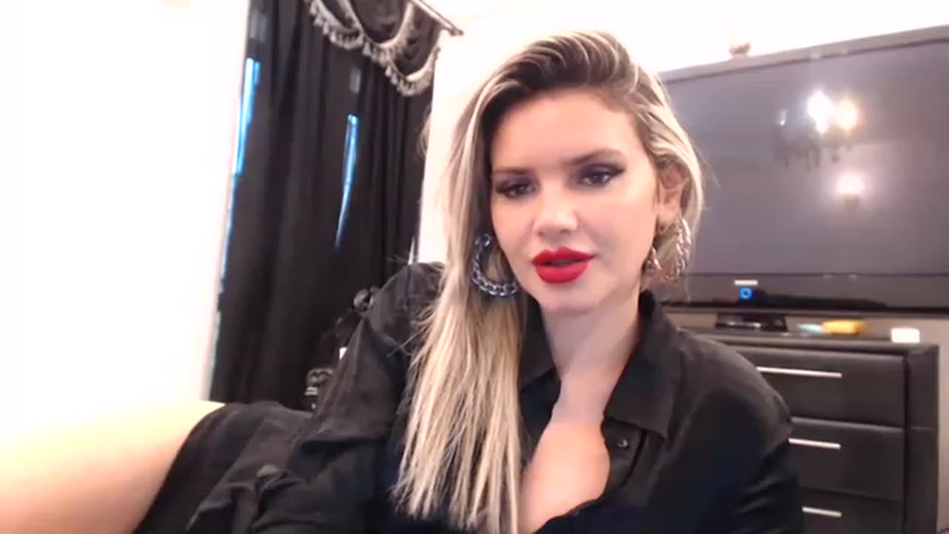 Gallery image thumbnail from Pervita's myfreecams stream on, 12/16/2022, 15:10 image 8 of 20