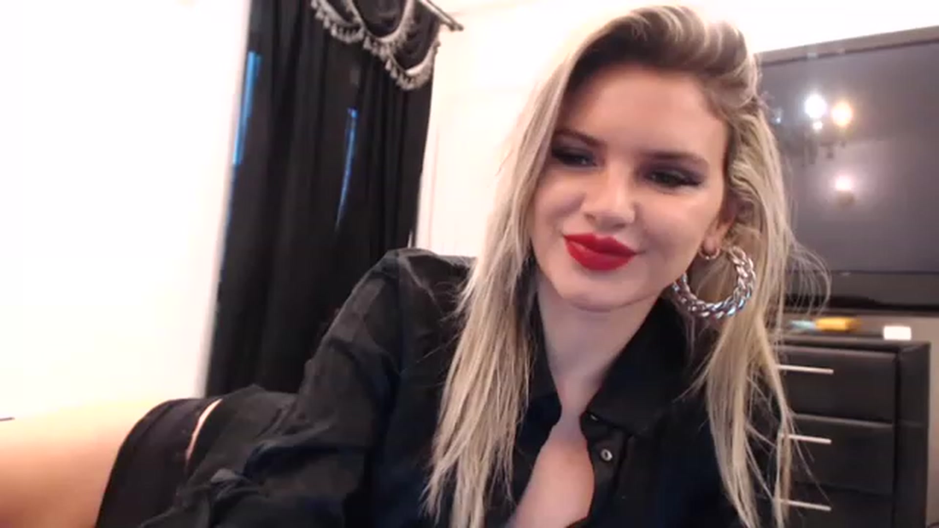 Gallery image thumbnail from Pervita's myfreecams stream on, 12/16/2022, 15:10 image 13 of 20