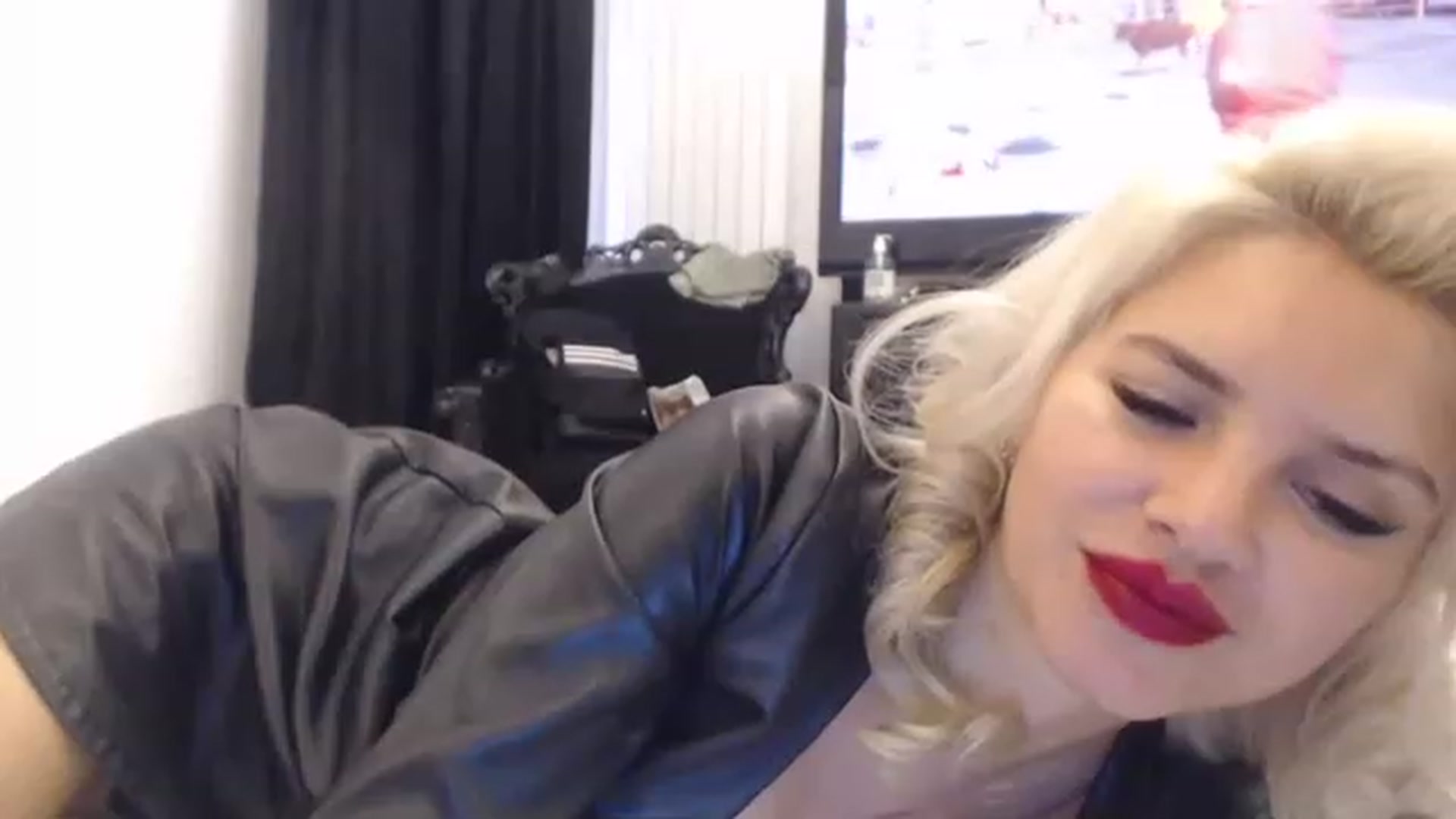 Gallery image thumbnail from Pervita's myfreecams stream on, 01/28/2023, 16:17 image 6 of 20
