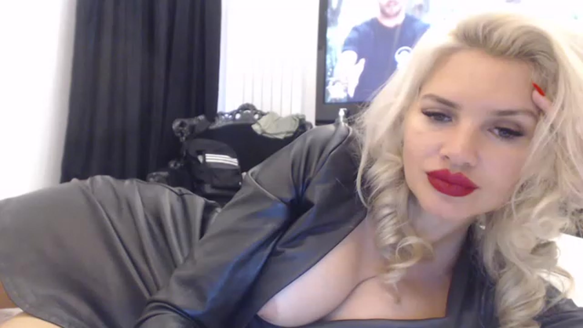 Gallery image thumbnail from Pervita's myfreecams stream on, 01/28/2023, 16:17 image 3 of 20