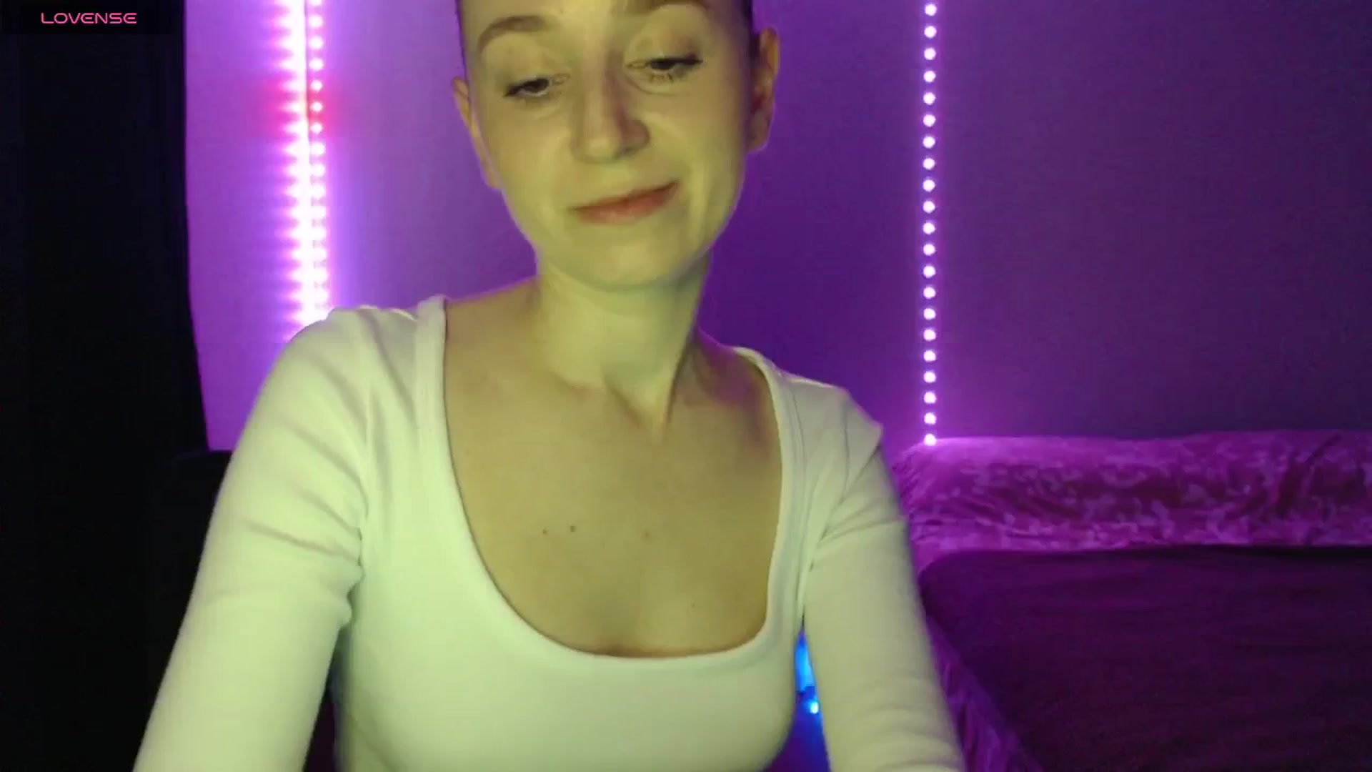 Gallery image thumbnail from PetitAnge_'s myfreecams stream on, 11/10/2025, 20:32 image 4 of 20