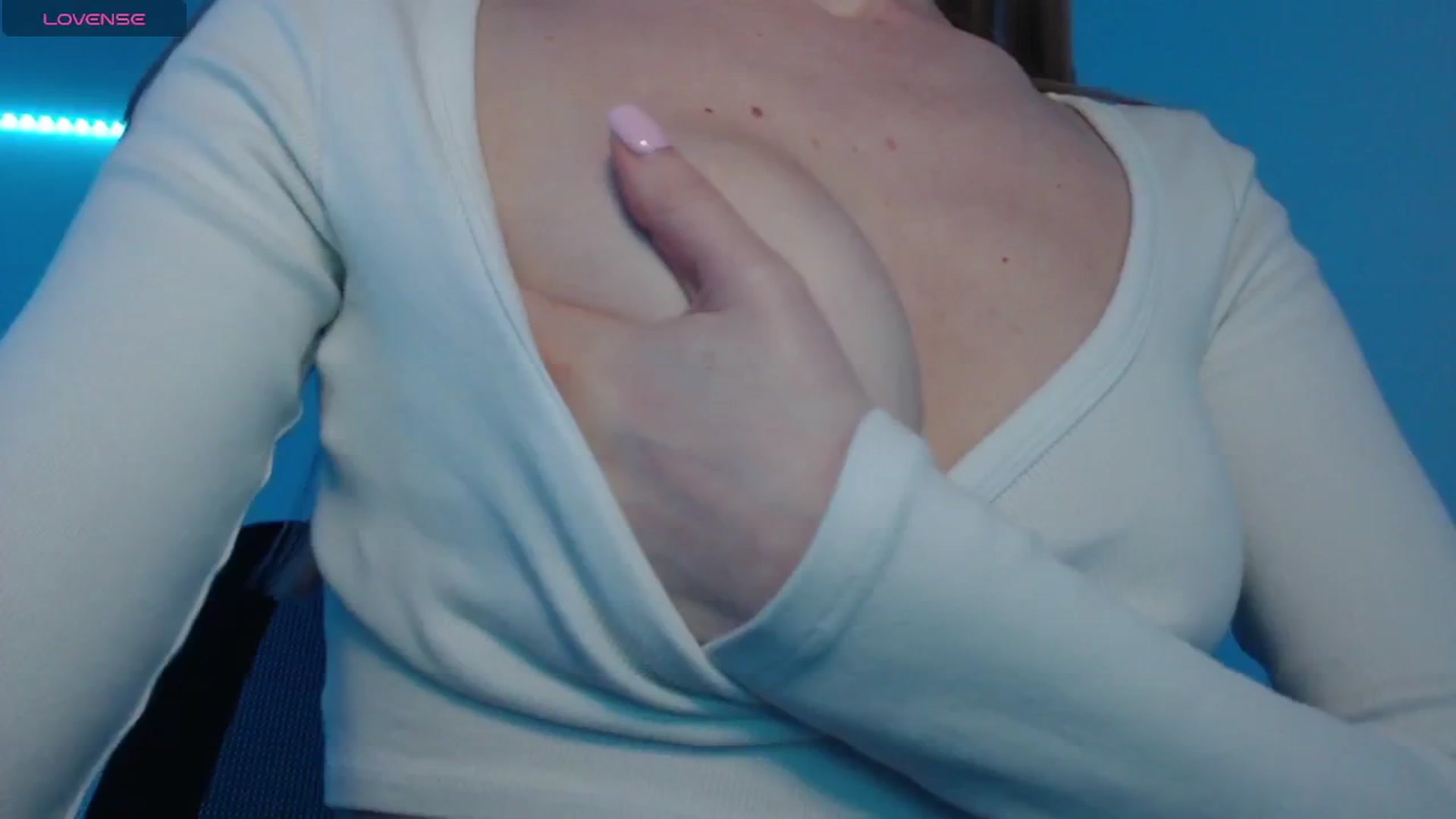 Gallery image thumbnail from PetitAnge_'s myfreecams stream on, 02/18/2026, 01:11 image 7 of 20