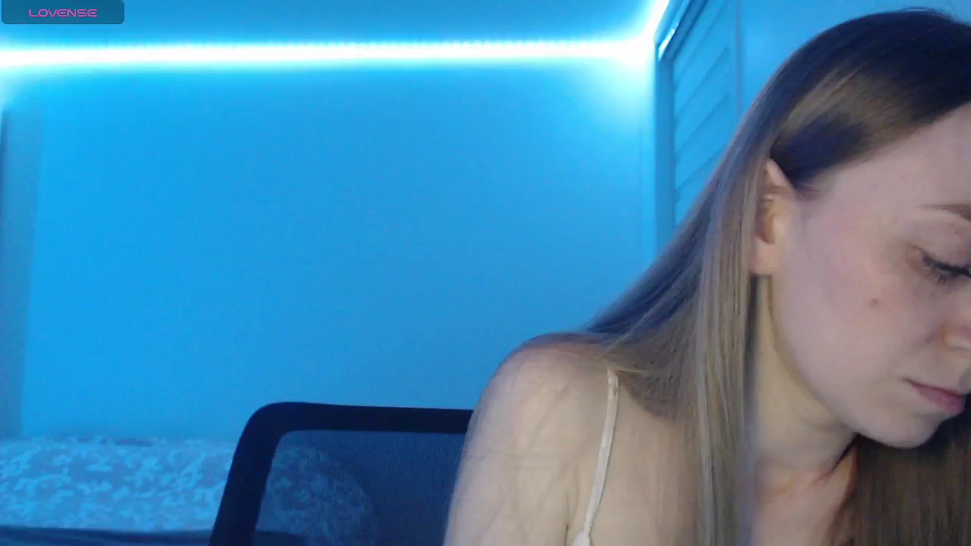 Gallery image thumbnail from PetitAnge_'s myfreecams stream on, 04/14/2026, 24:06 image 17 of 20