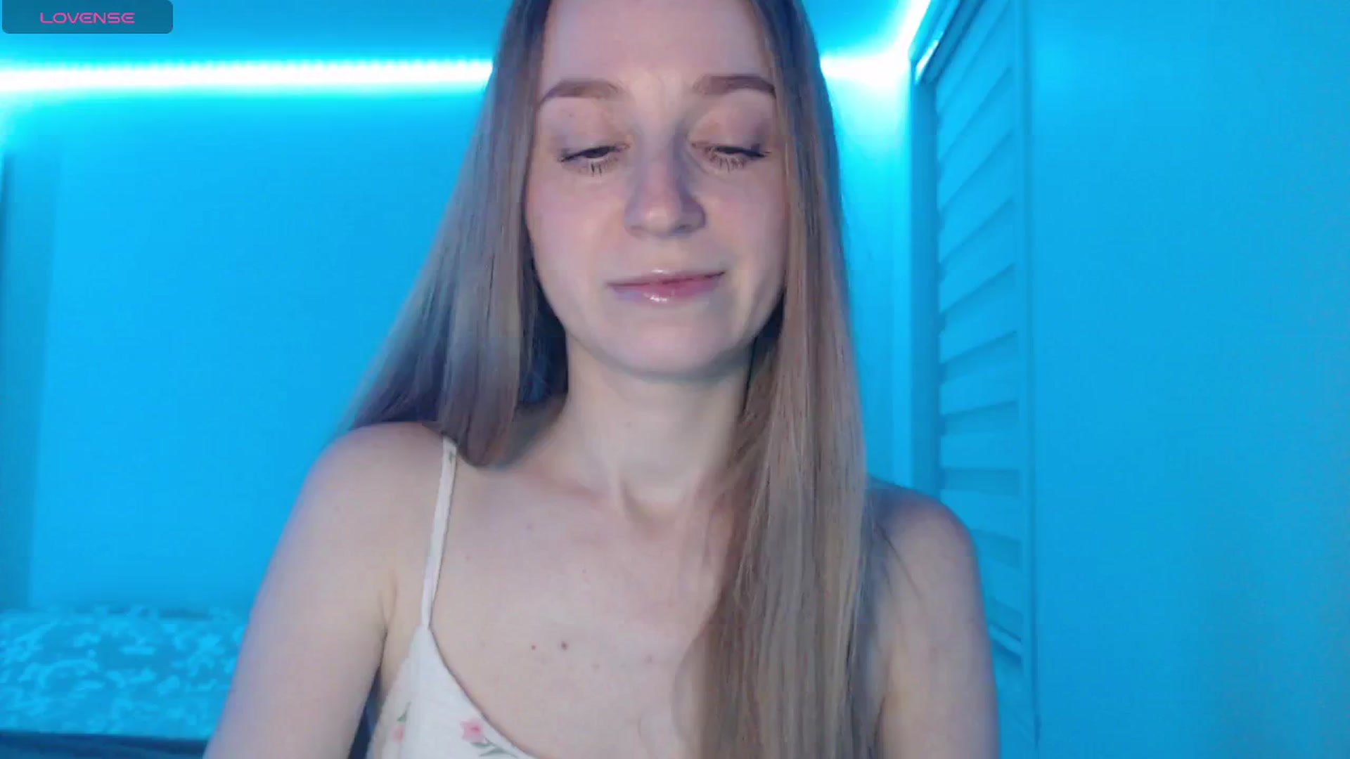 Gallery image thumbnail from PetitAnge_'s myfreecams stream on, 04/14/2026, 24:06 image 6 of 20