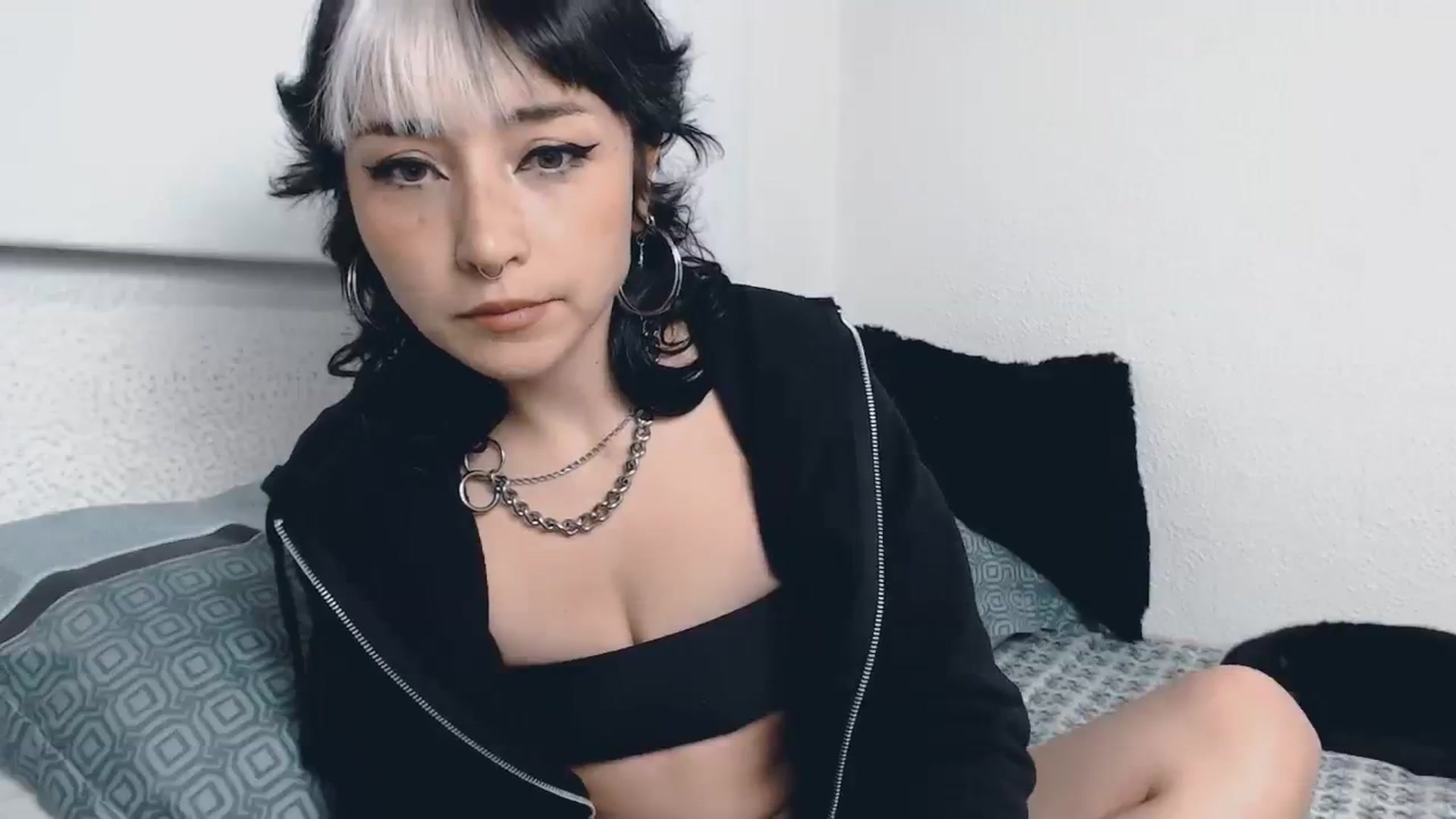 Gallery image thumbnail from Petit_Haze's myfreecams stream on, 08/01/2023, 05:46 image 16 of 20