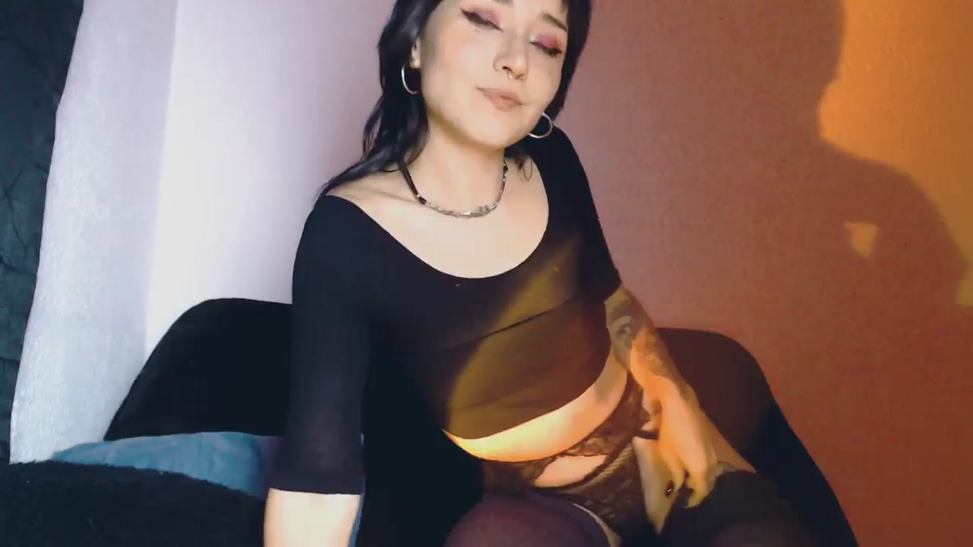 Gallery image thumbnail from Petit_Haze's myfreecams stream on, 10/07/2023, 06:37 image 4 of 20