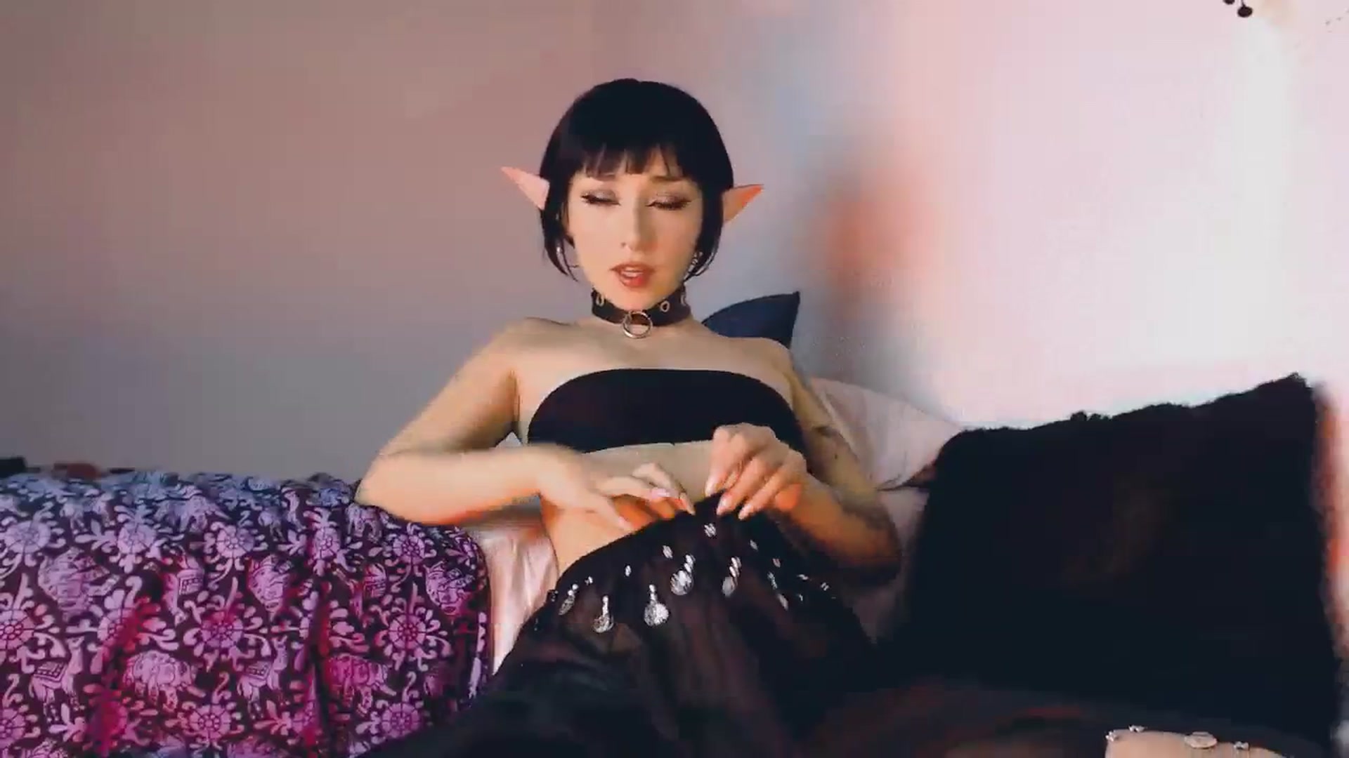 Gallery image thumbnail from Petit_Haze's myfreecams stream on, 10/31/2023, 08:14 image 8 of 20