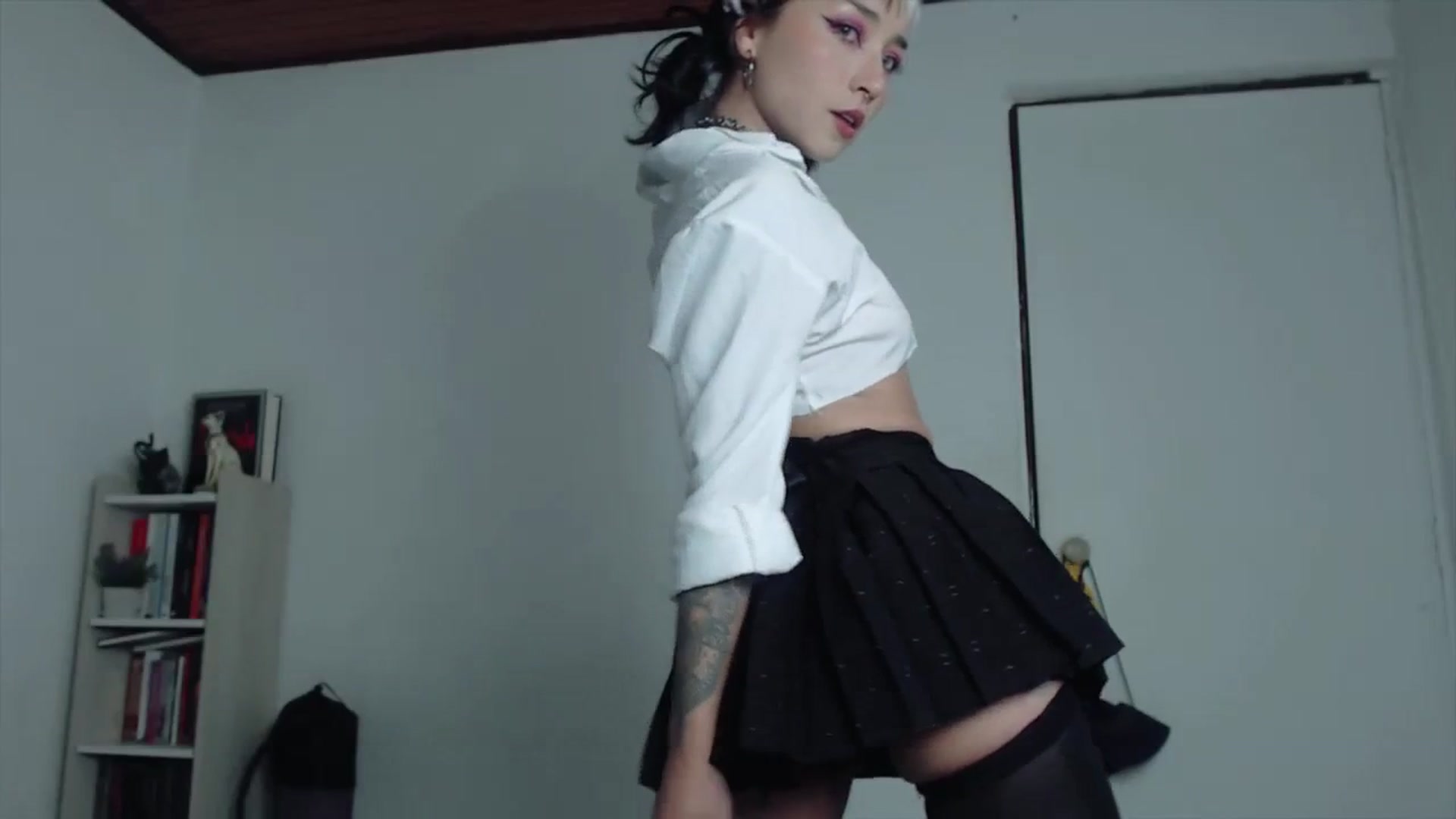 Gallery image thumbnail from Petit_Haze's myfreecams stream on, 12/16/2023, 02:37 image 17 of 20
