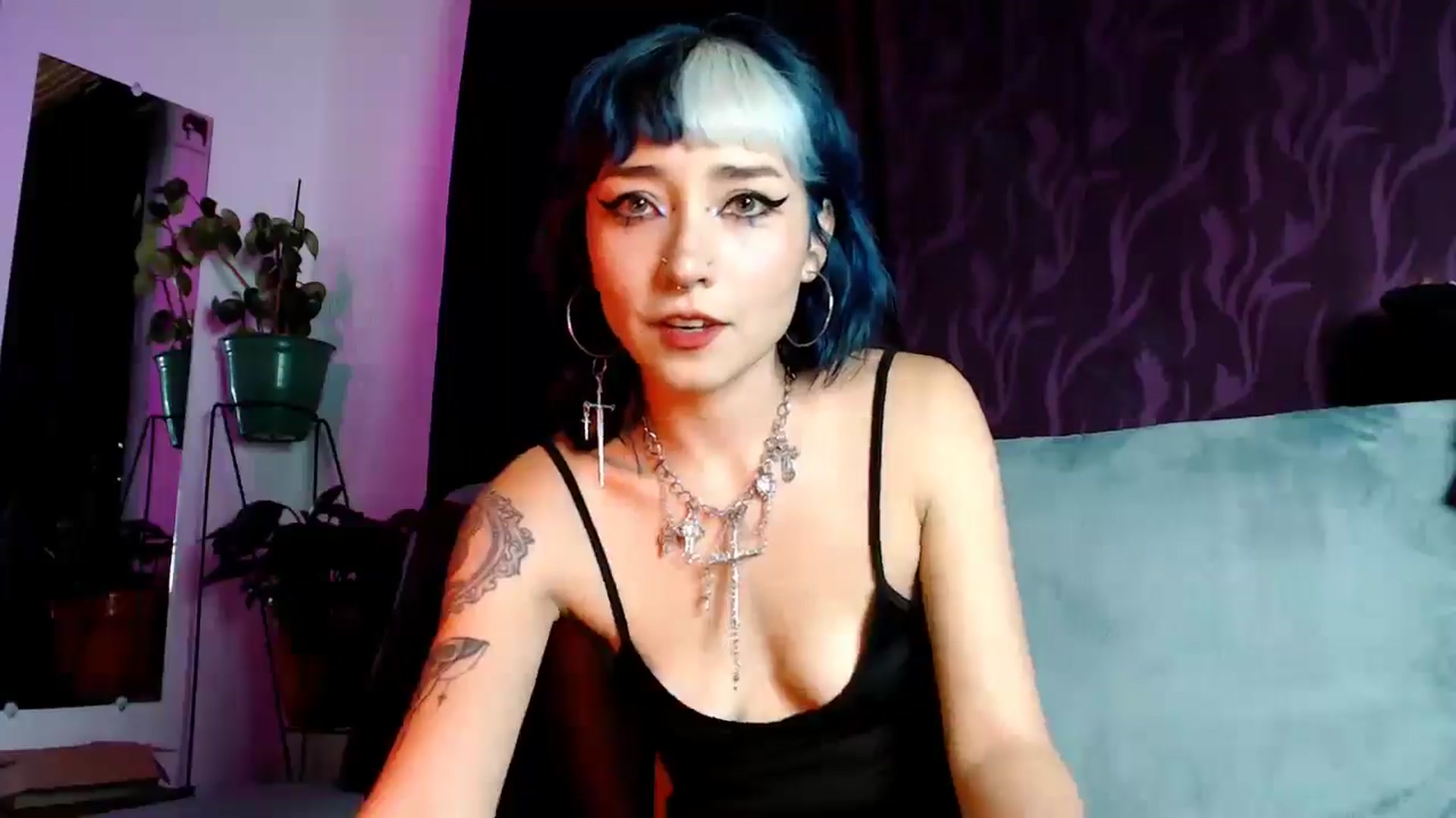 Gallery image thumbnail from Petit_Haze's myfreecams stream on, 11/22/2024, 23:41 image 17 of 20