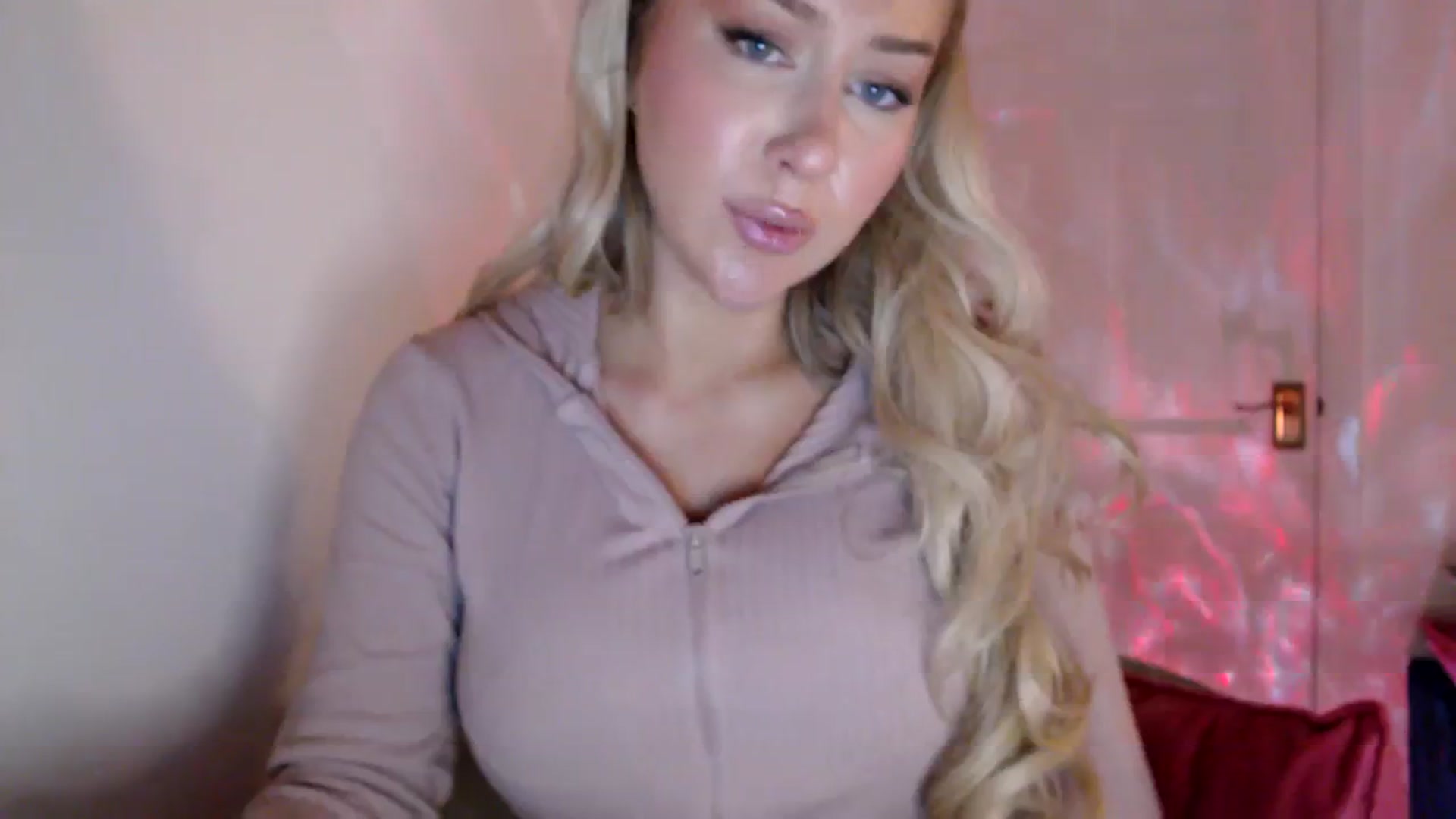 Gallery image thumbnail from PetiteAvax's myfreecams stream on, 12/06/2023, 15:47 image 19 of 20