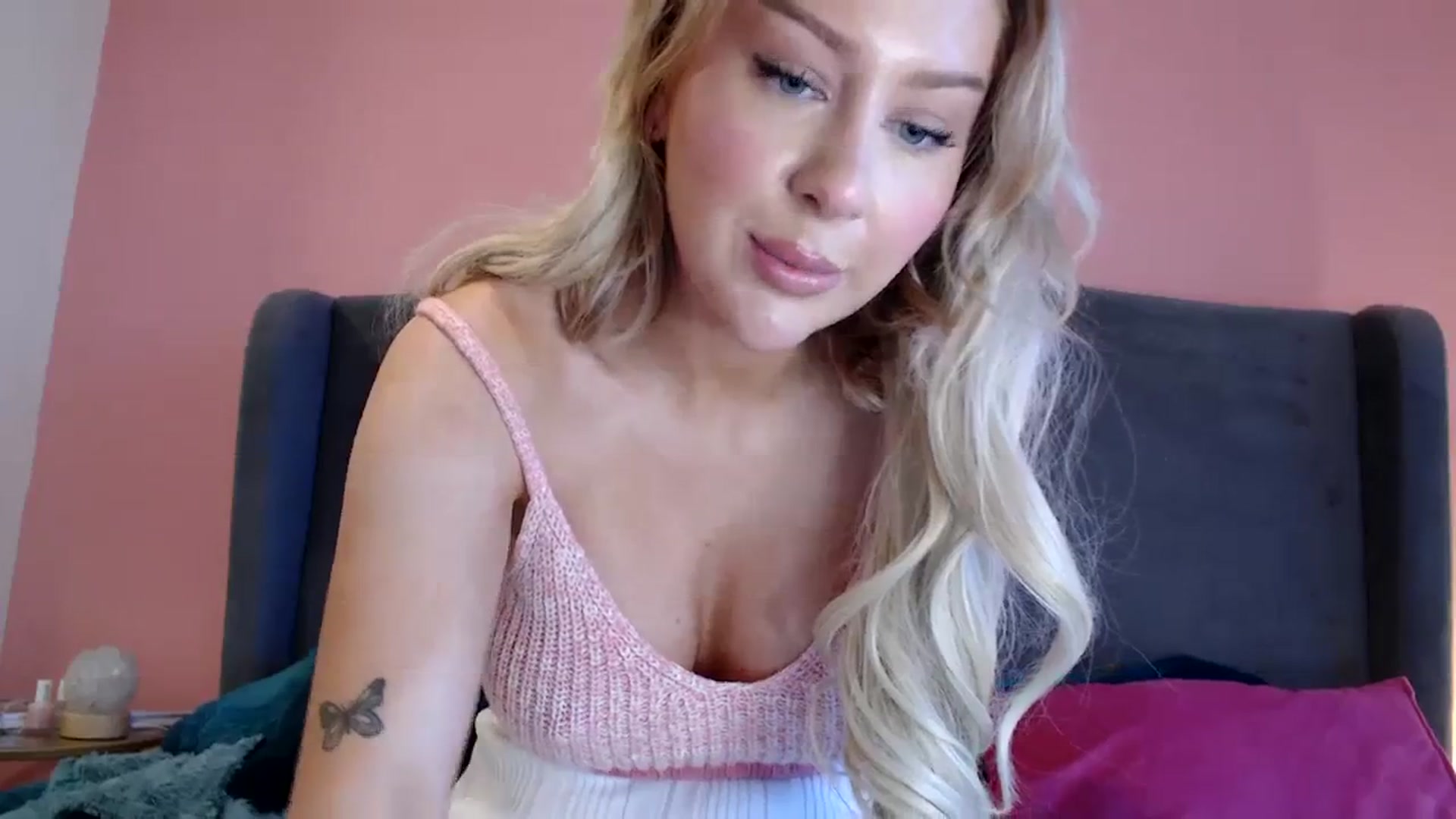 Gallery image thumbnail from PetiteAvax's myfreecams stream on, 12/13/2023, 14:29 image 4 of 20
