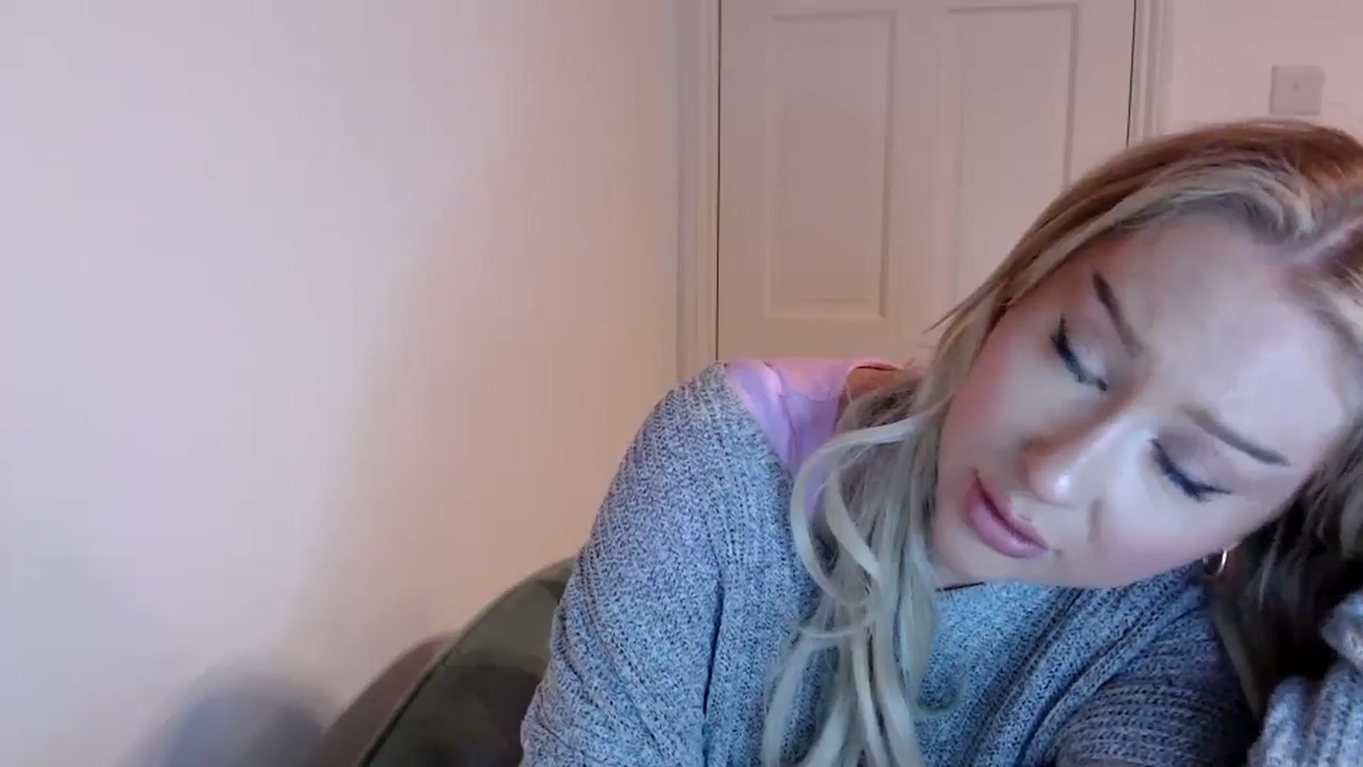 Gallery image thumbnail from PetiteAvax's myfreecams stream on, 12/18/2023, 17:17 image 17 of 20