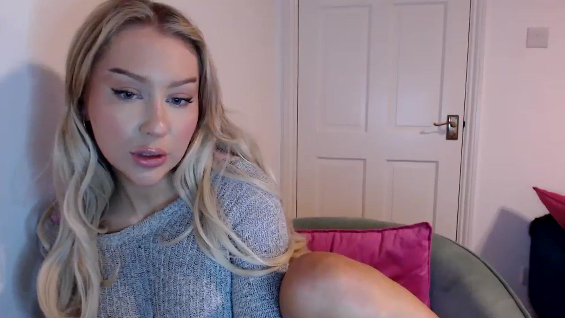 Gallery image thumbnail from PetiteAvax's myfreecams stream on, 12/18/2023, 17:17 image 16 of 20