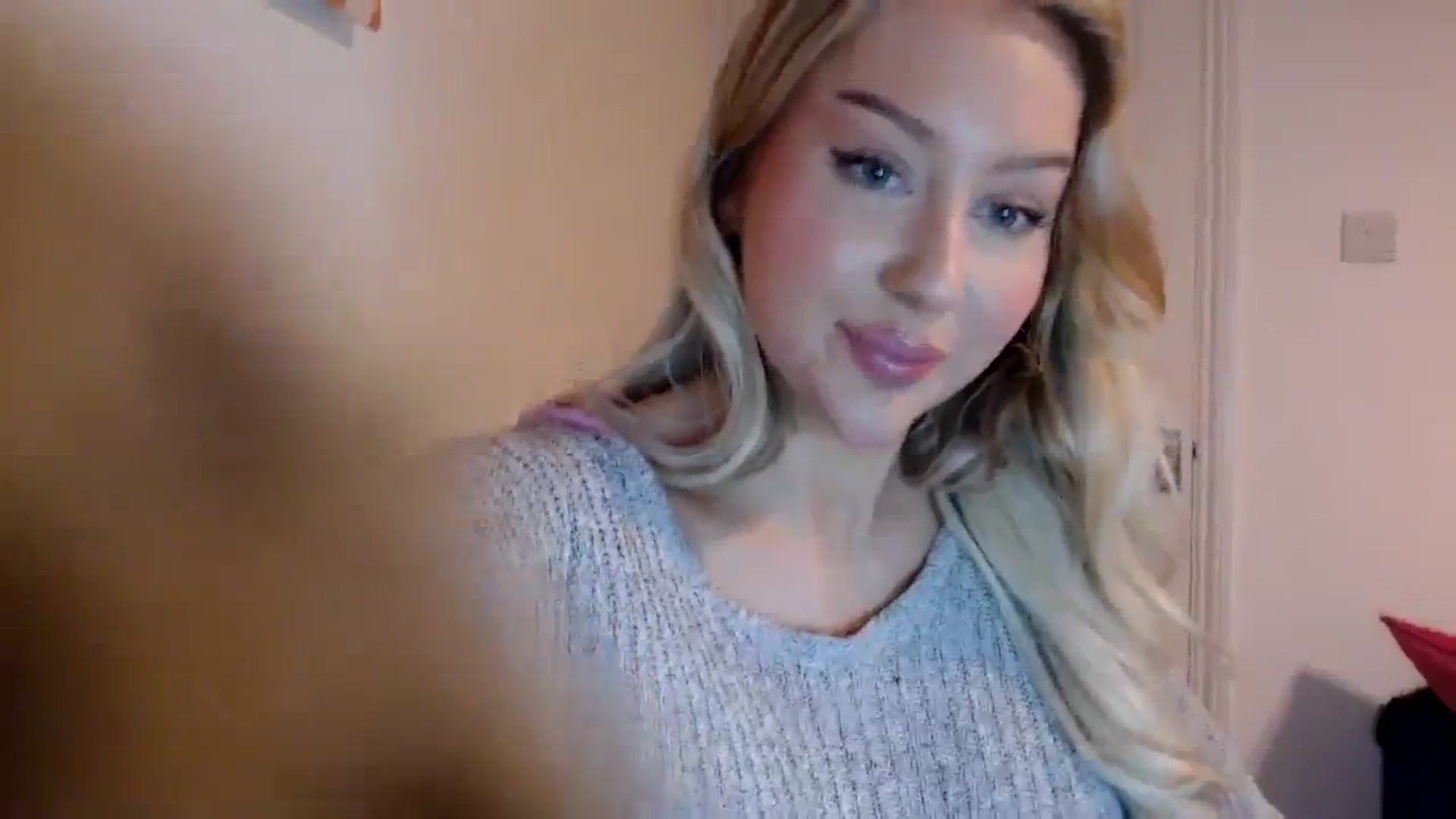 Gallery image thumbnail from PetiteAvax's myfreecams stream on, 12/18/2023, 17:17 image 12 of 20