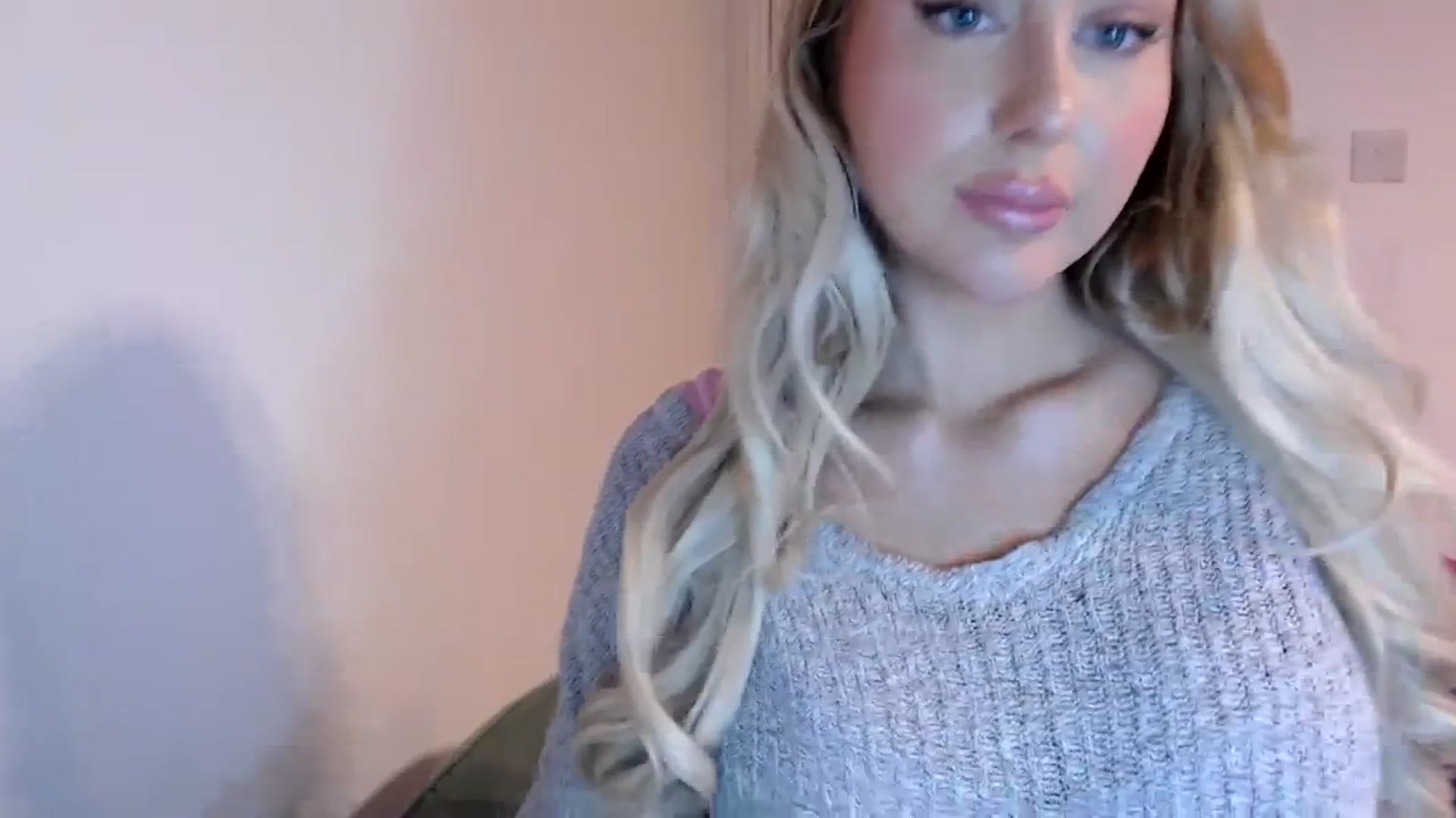 Gallery image thumbnail from PetiteAvax's myfreecams stream on, 12/18/2023, 17:17 image 10 of 20