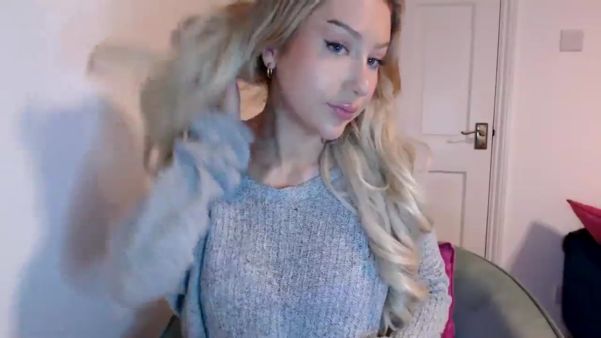 Gallery image thumbnail from PetiteAvax's myfreecams stream on, 12/18/2023, 17:17 image 13 of 20