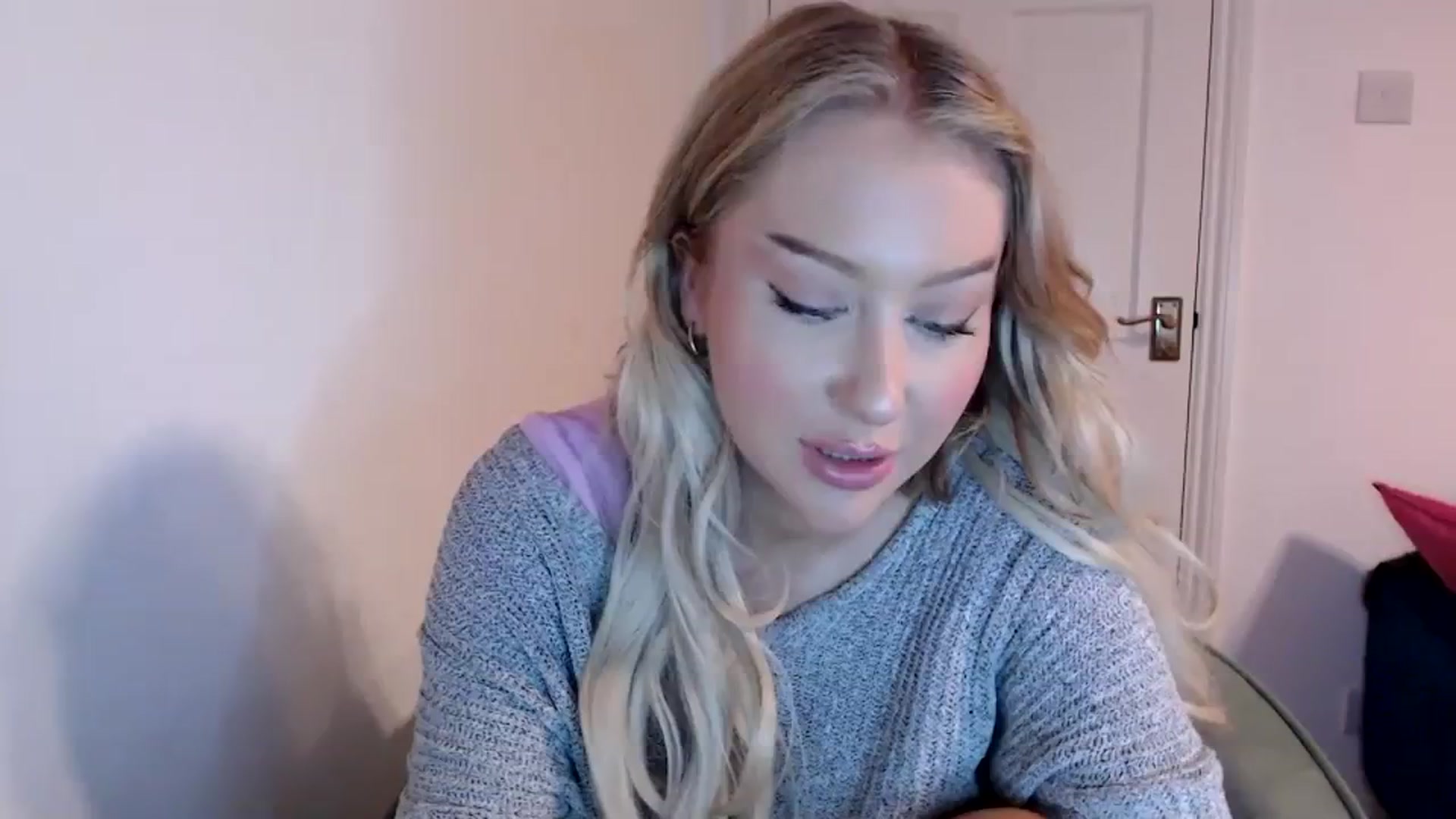Gallery image thumbnail from PetiteAvax's myfreecams stream on, 12/18/2023, 17:17 image 14 of 20