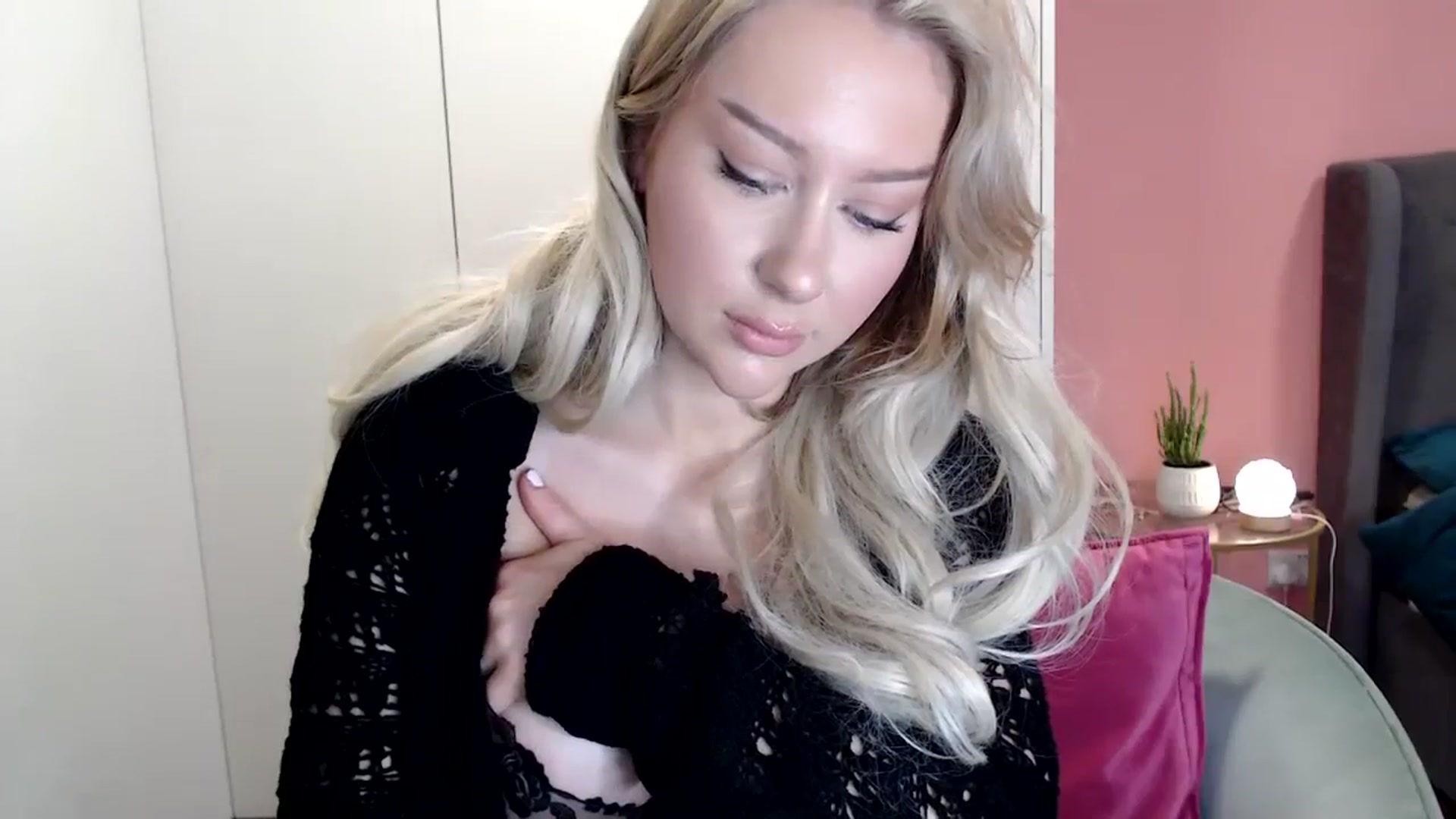 Gallery image thumbnail from PetiteAvax's myfreecams stream on, 12/20/2023, 15:36 image 18 of 20