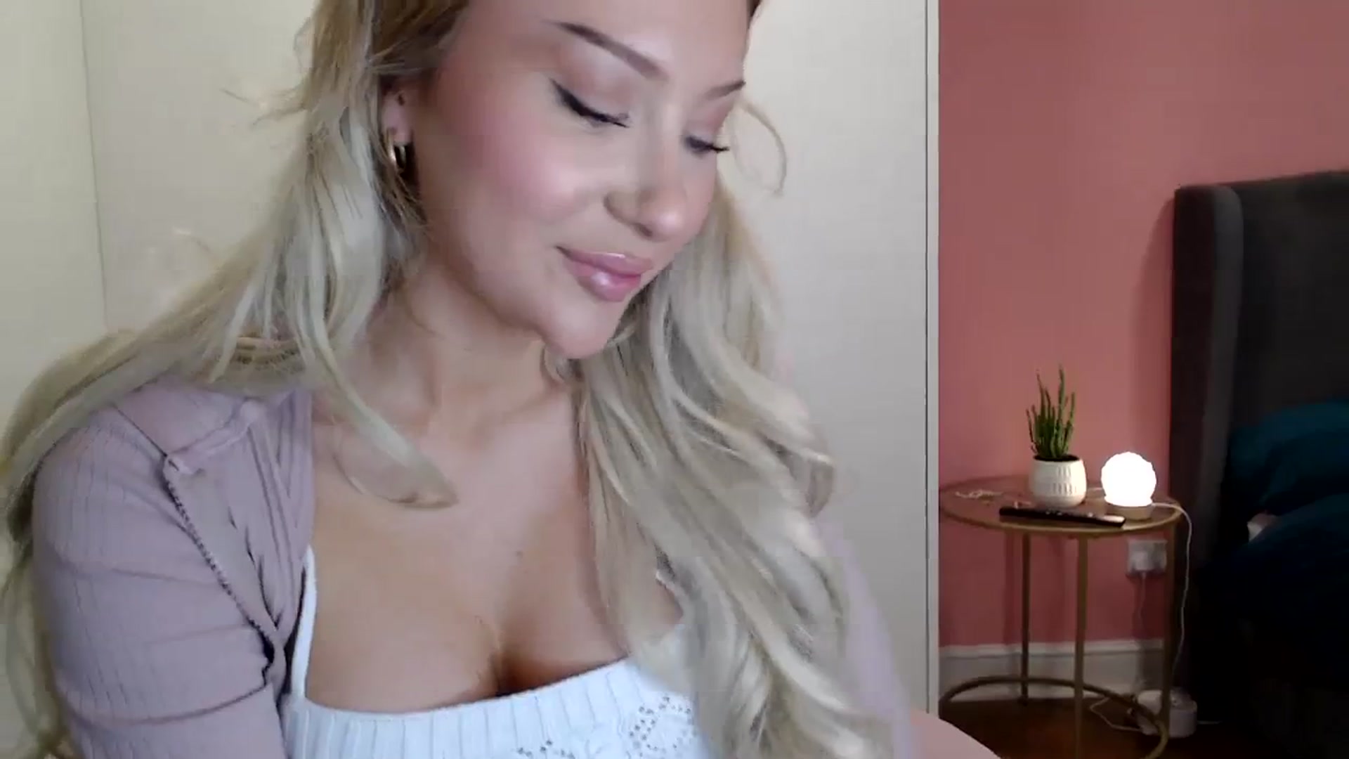 Gallery image thumbnail from PetiteAvax's myfreecams stream on, 12/21/2023, 19:09 image 7 of 20