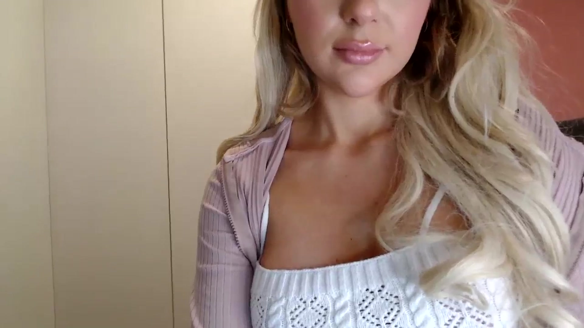 Gallery image thumbnail from PetiteAvax's myfreecams stream on, 12/21/2023, 19:09 image 13 of 20