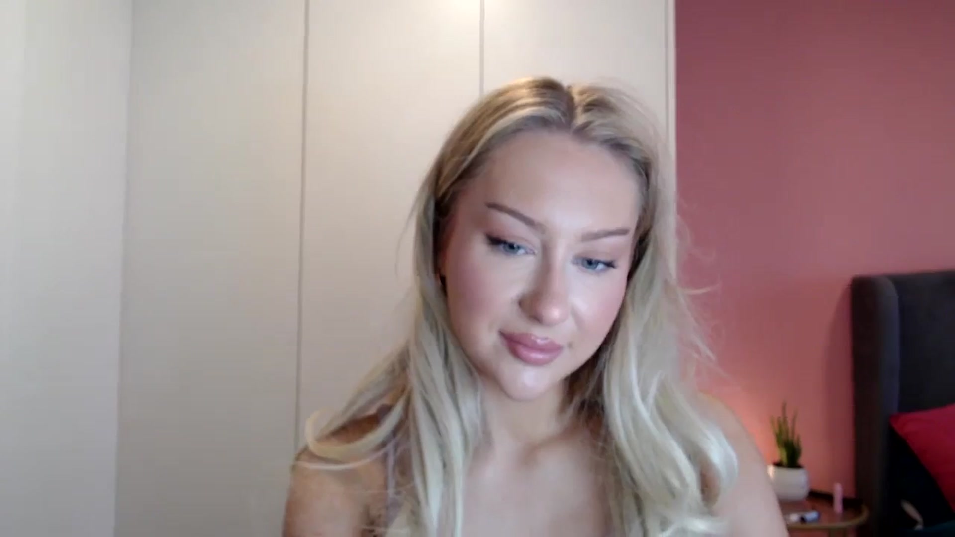 Gallery image thumbnail from PetiteAvax's myfreecams stream on, 12/24/2023, 12:18 image 10 of 20