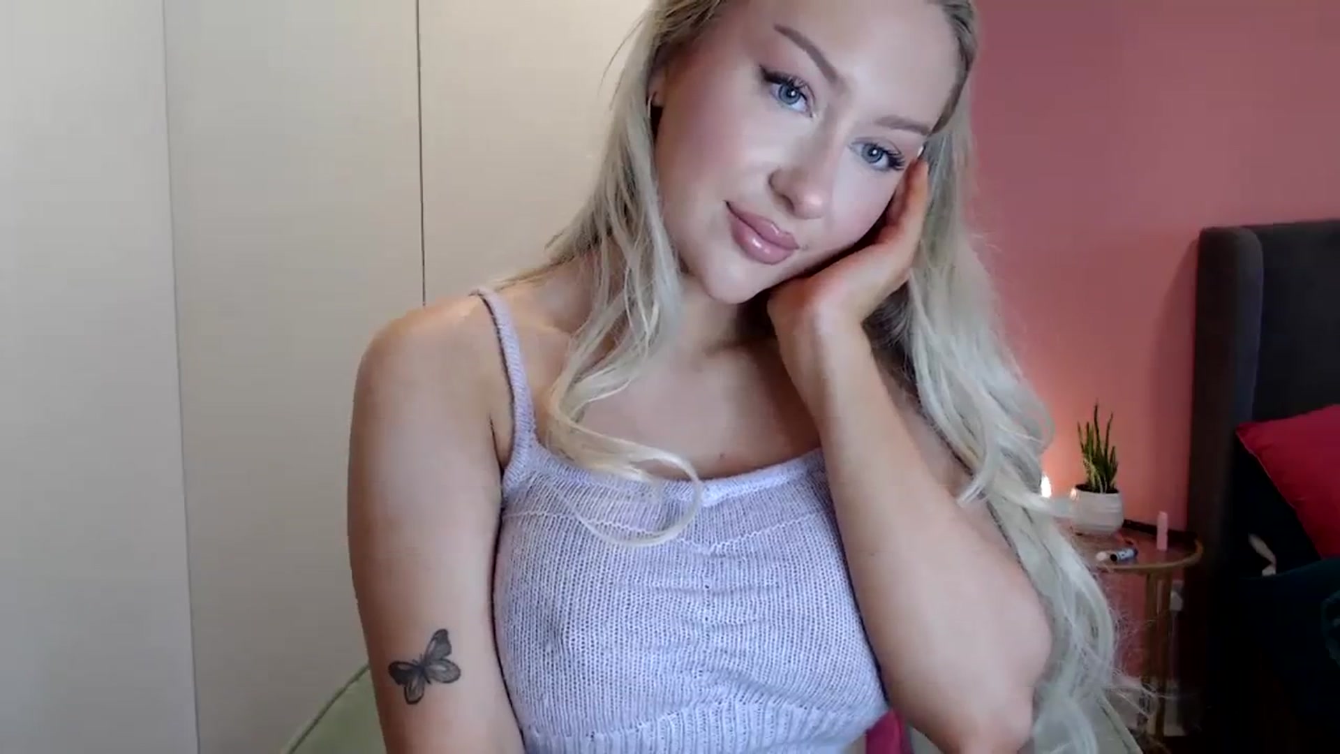 Gallery image thumbnail from PetiteAvax's myfreecams stream on, 12/24/2023, 12:18 image 2 of 20
