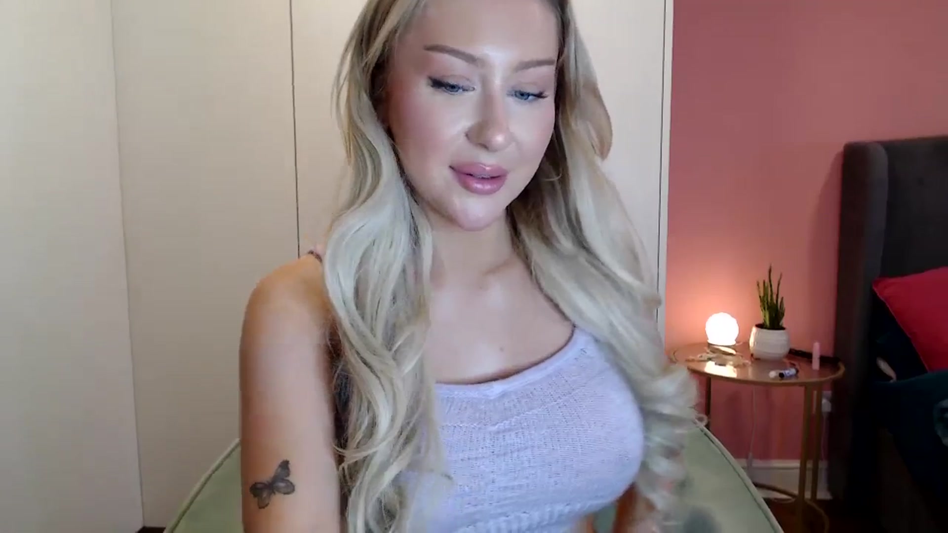 Gallery image thumbnail from PetiteAvax's myfreecams stream on, 12/24/2023, 14:51 image 9 of 20