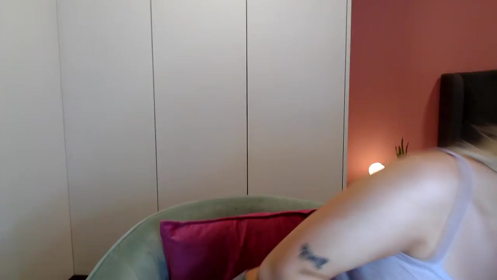Gallery image thumbnail from PetiteAvax's myfreecams stream on, 12/24/2023, 18:11 image 5 of 20