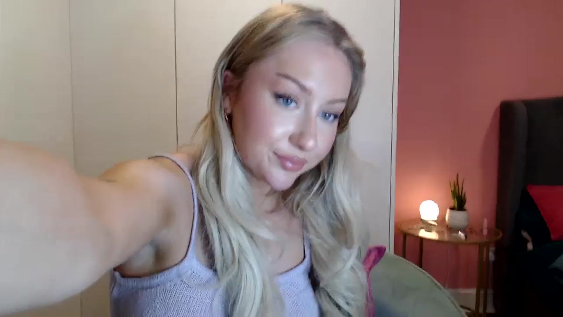 Gallery image thumbnail from PetiteAvax's myfreecams stream on, 12/24/2023, 18:11 image 10 of 20