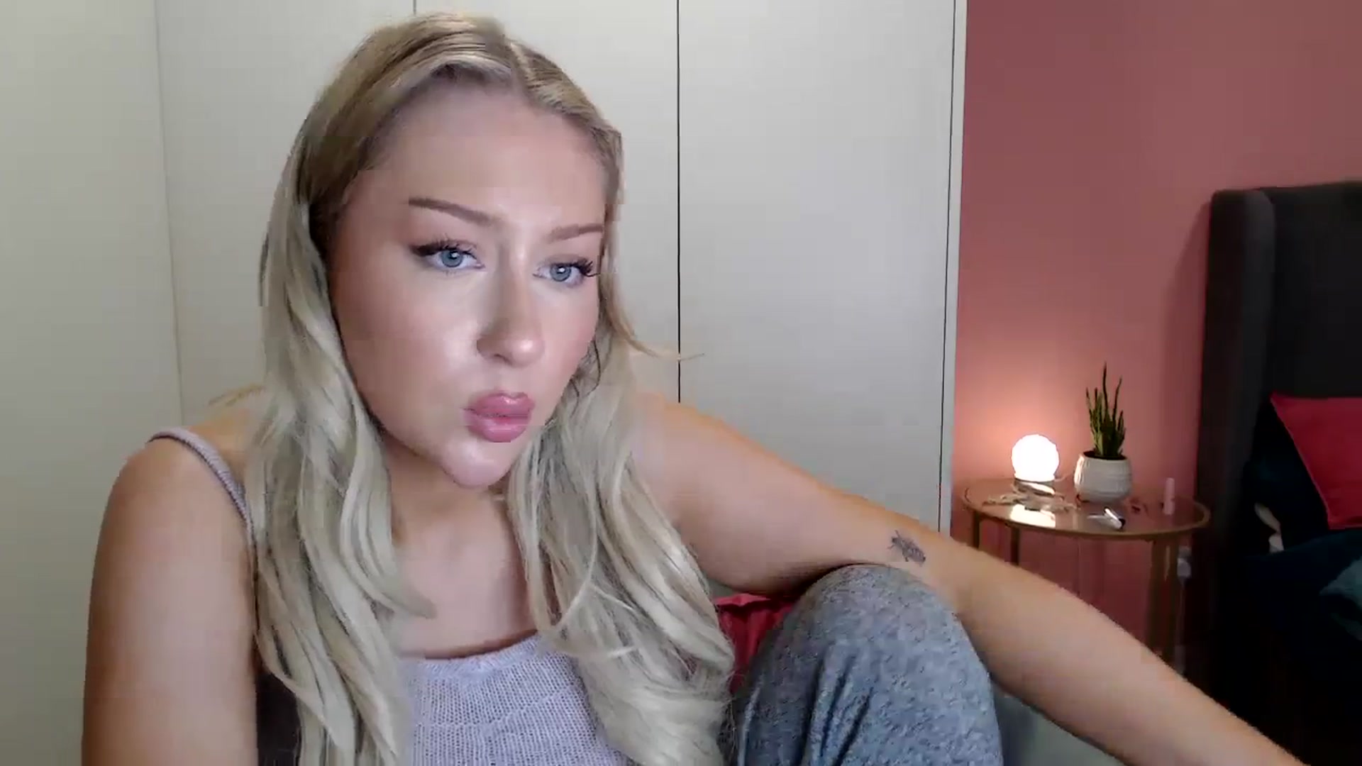 Gallery image thumbnail from PetiteAvax's myfreecams stream on, 12/24/2023, 19:29 image 9 of 20