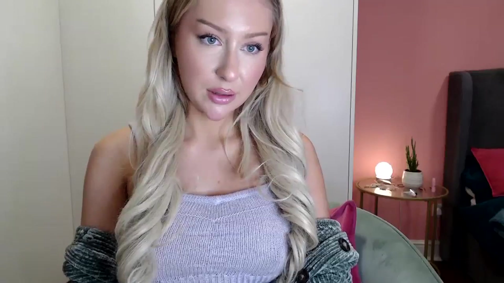 Gallery image thumbnail from PetiteAvax's myfreecams stream on, 12/24/2023, 19:29 image 13 of 20
