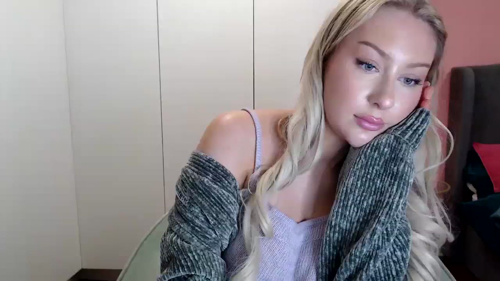 Gallery image thumbnail from PetiteAvax's myfreecams stream on, 12/24/2023, 19:58 image 9 of 20