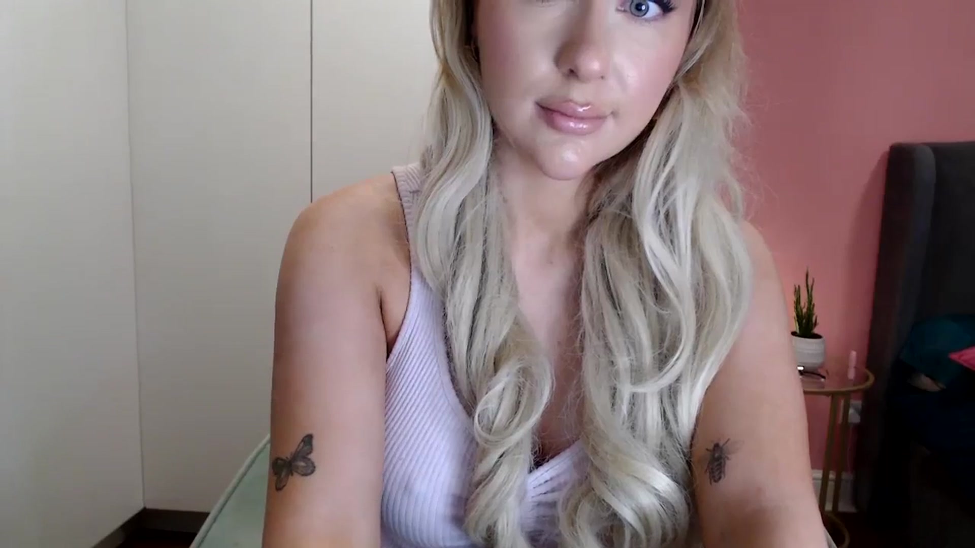 Gallery image thumbnail from PetiteAvax's myfreecams stream on, 12/26/2023, 16:45 image 10 of 20