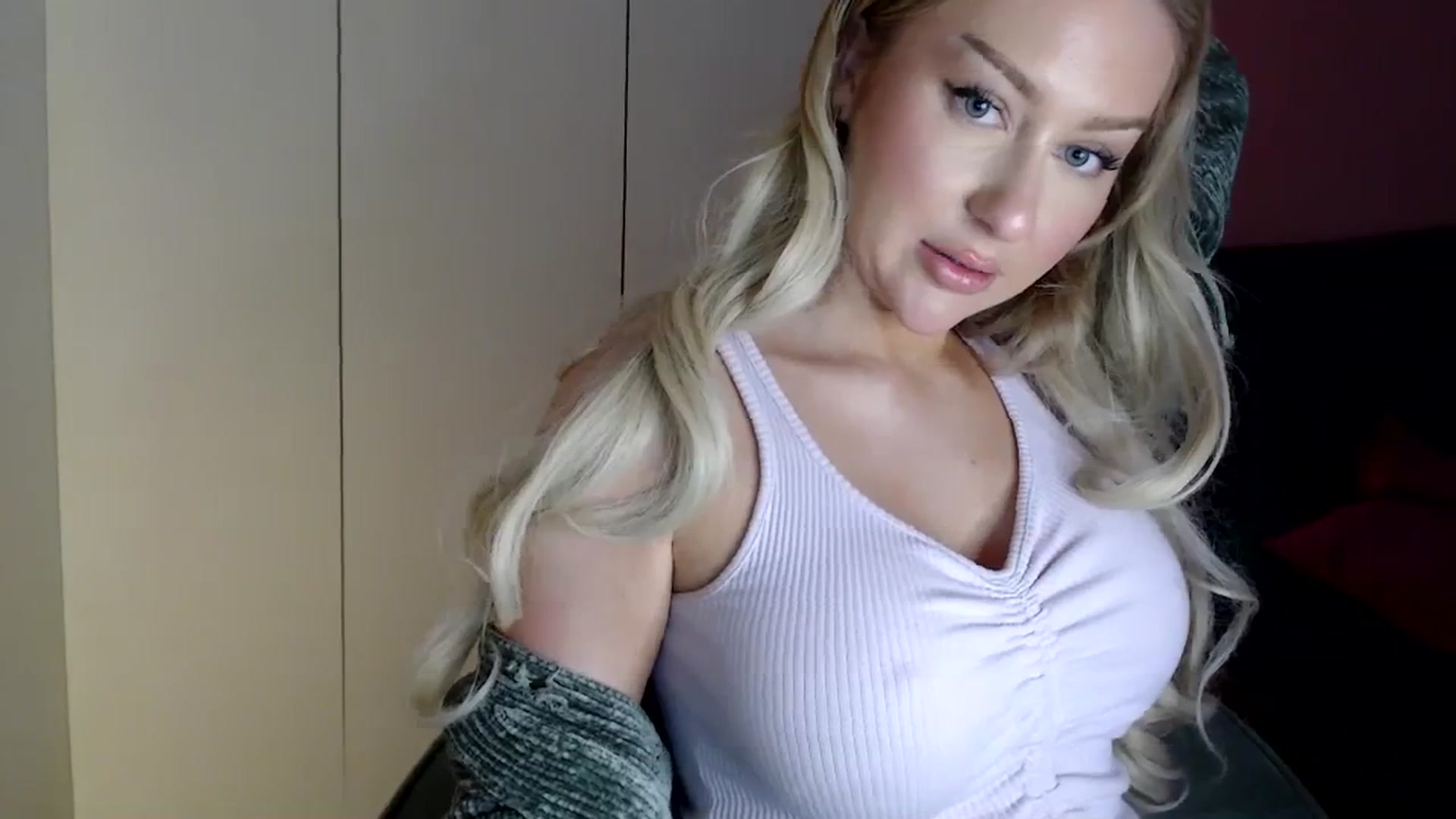 Gallery image thumbnail from PetiteAvax's myfreecams stream on, 12/26/2023, 20:27 image 3 of 20