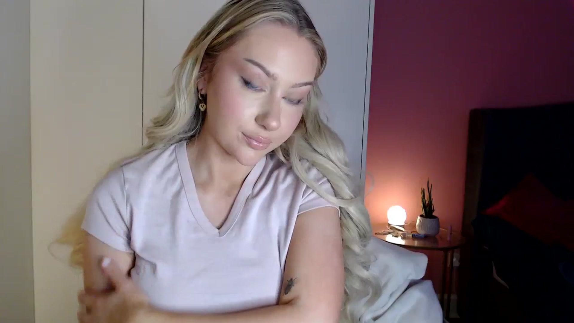 Gallery image thumbnail from PetiteAvax's myfreecams stream on, 12/27/2023, 17:57 image 8 of 20