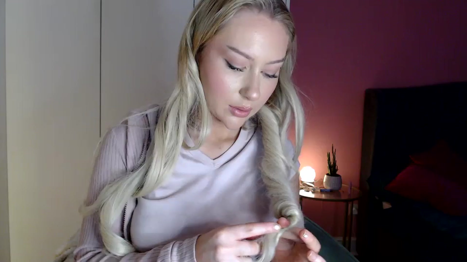 Gallery image thumbnail from PetiteAvax's myfreecams stream on, 12/27/2023, 19:00 image 16 of 20