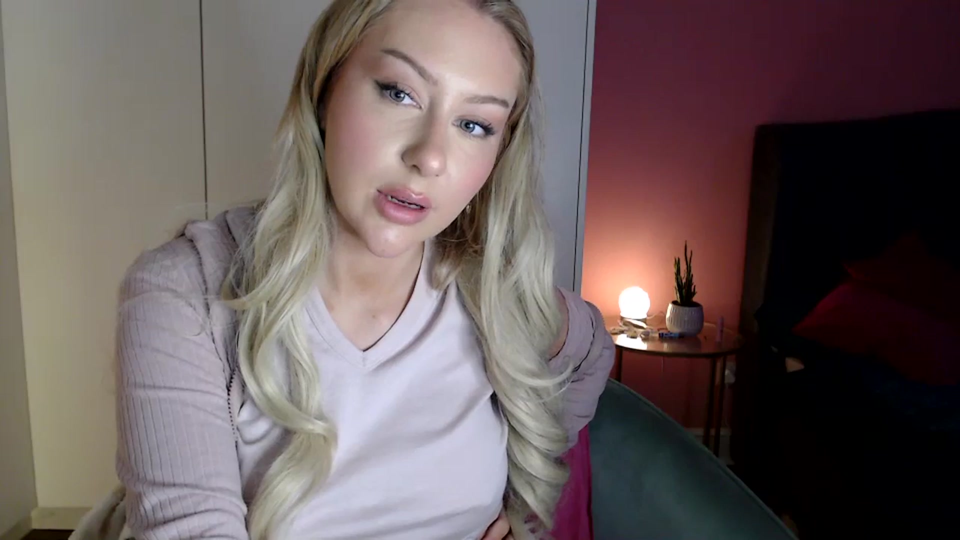 Gallery image thumbnail from PetiteAvax's myfreecams stream on, 12/27/2023, 19:00 image 17 of 20