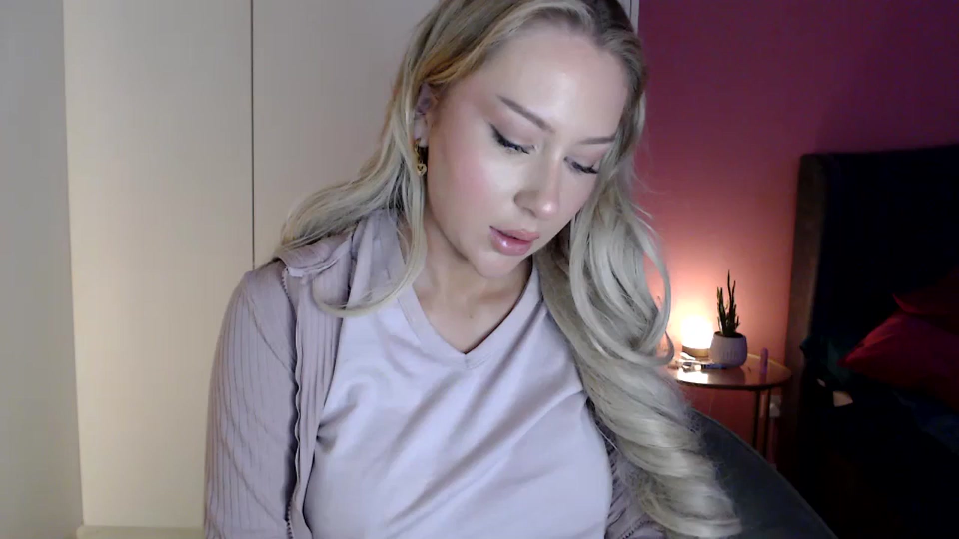 Gallery image thumbnail from PetiteAvax's myfreecams stream on, 12/27/2023, 20:31 image 6 of 20