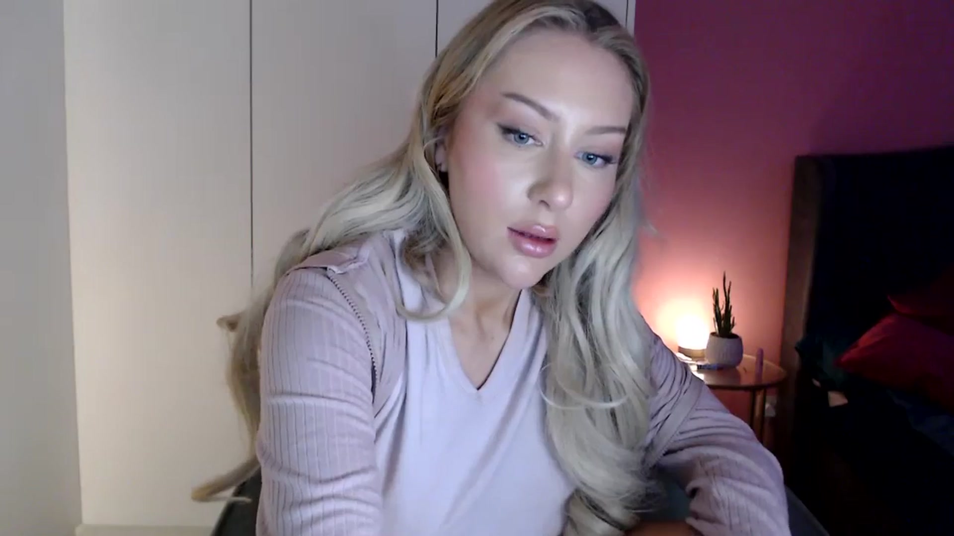 Gallery image thumbnail from PetiteAvax's myfreecams stream on, 12/27/2023, 20:31 image 10 of 20