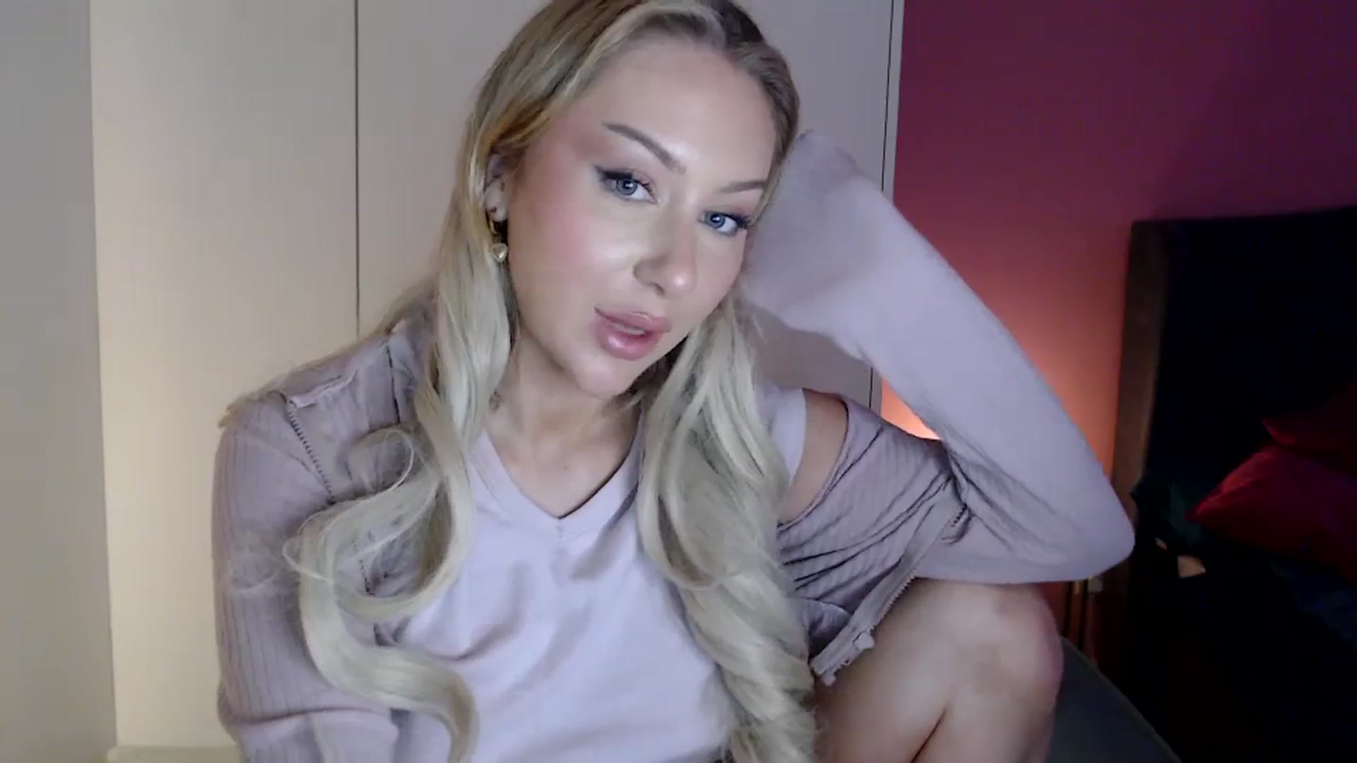 Gallery image thumbnail from PetiteAvax's myfreecams stream on, 12/27/2023, 20:31 image 8 of 20